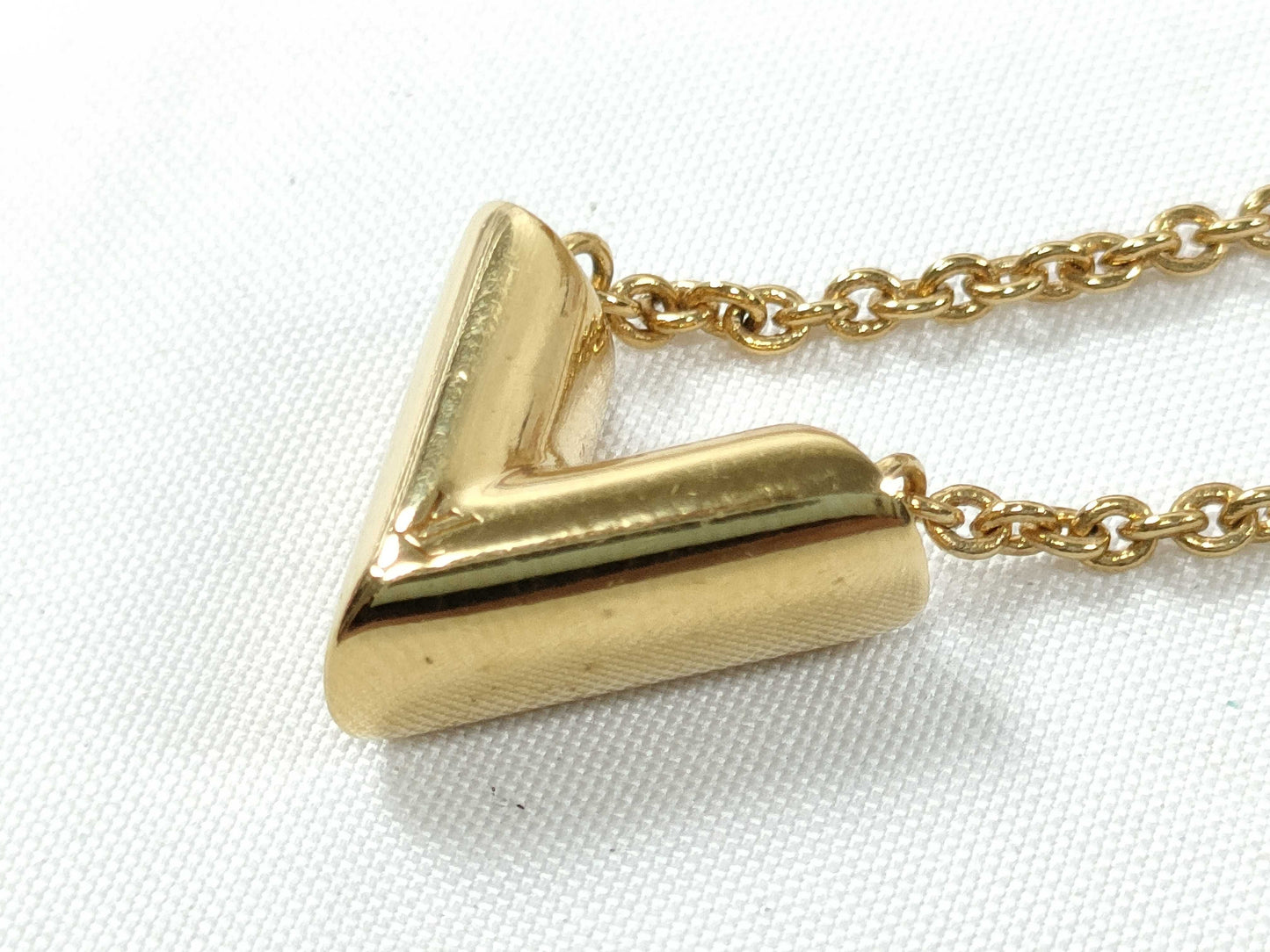 LOUIS VUITTON OB0271 RFID Unverifiable. Louis Vuitton M61083 Essential V OB0271 Necklace, GP Gold.