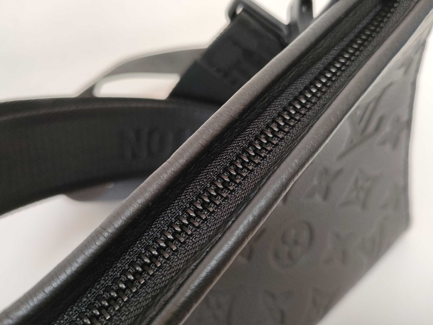 LOUIS VUITTON RFID Verified, Serial Number Unverifiable, Monogram Empreinte Louis Vuitton Empreinte M81115 Shoulder Bag