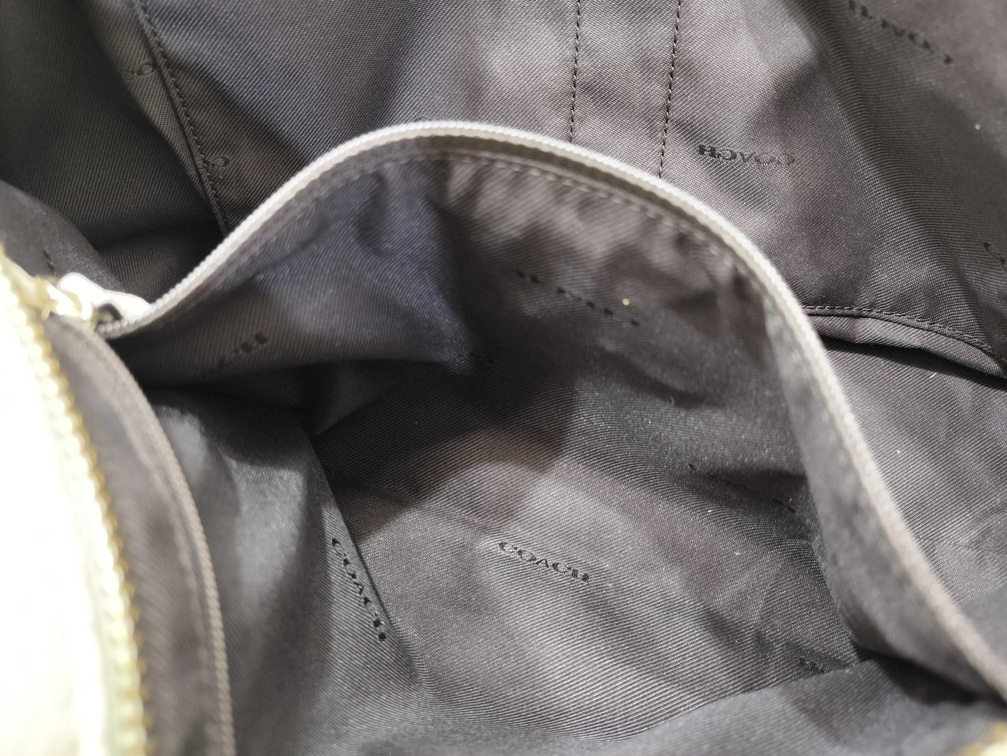 COACH White Turnlock Chain One-Shoulder Leather Tote Bag