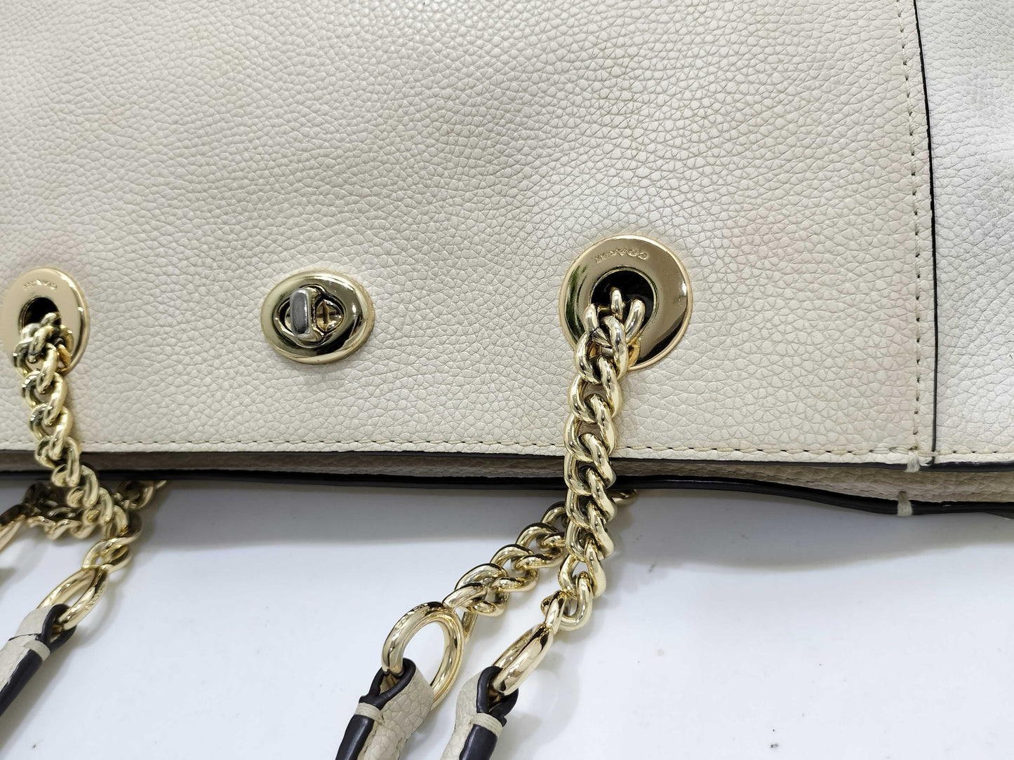 COACH White Turnlock Chain One-Shoulder Leather Tote Bag
