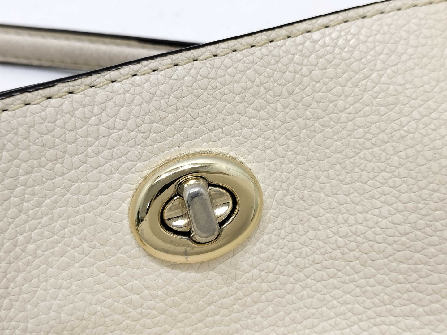 COACH White Turnlock Chain One-Shoulder Leather Tote Bag