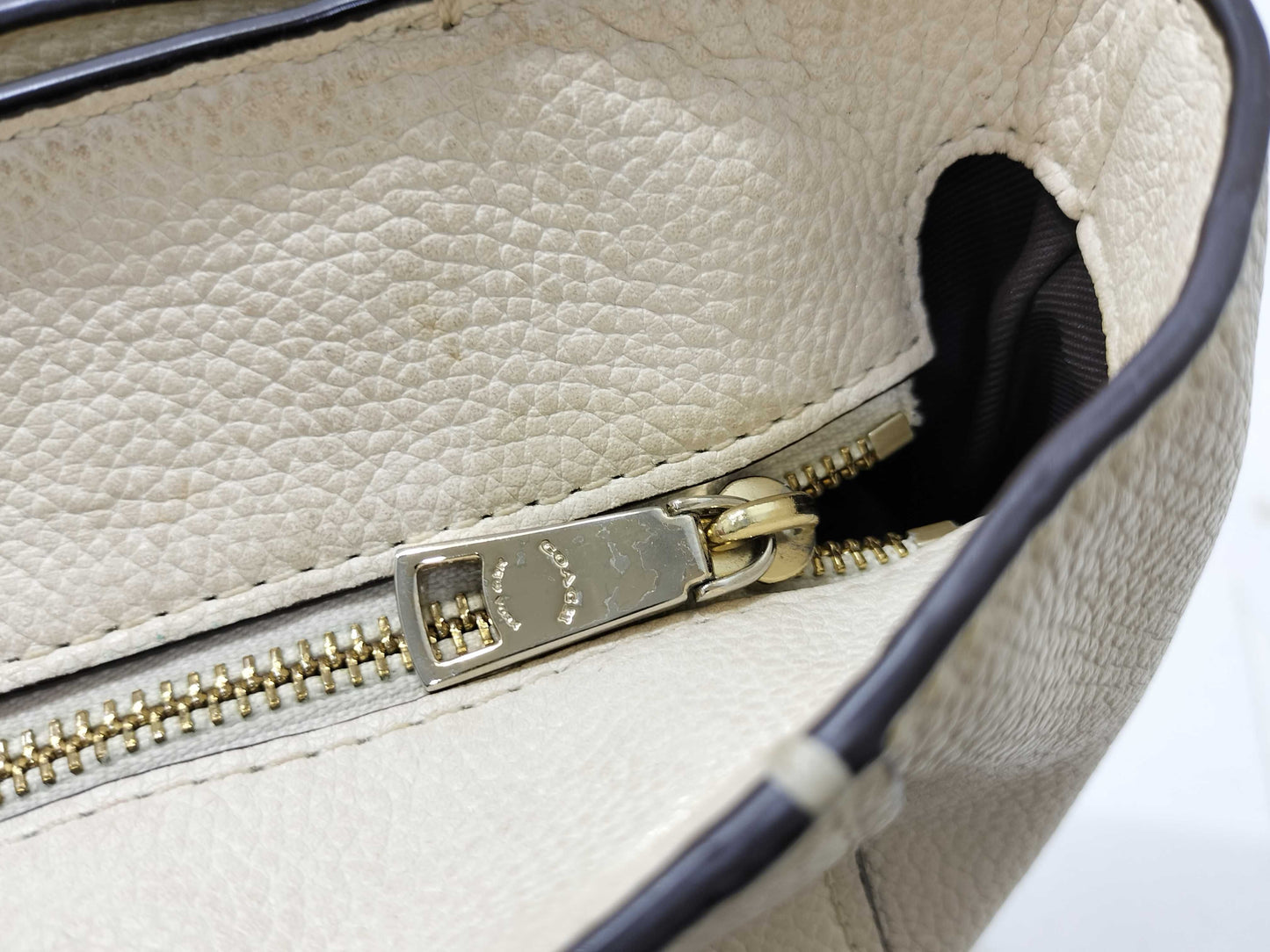 COACH White Turnlock Chain One-Shoulder Leather Tote Bag