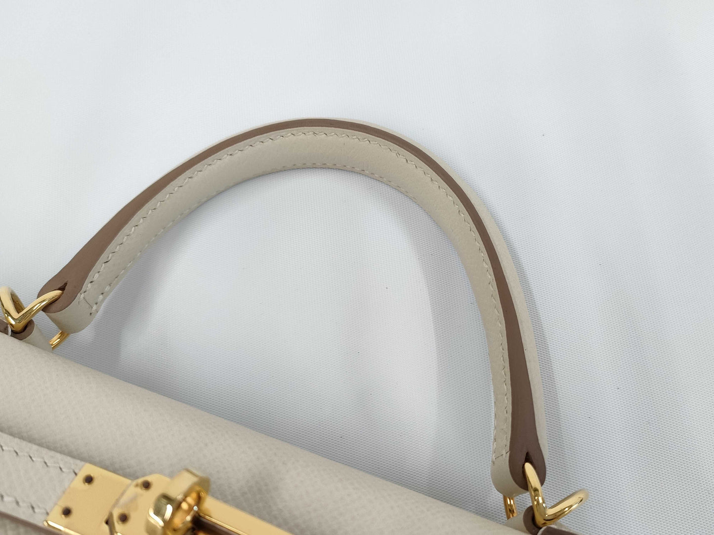 HERMES Kelly 25 Serie Handbag with Gold Hardware and D Stamp