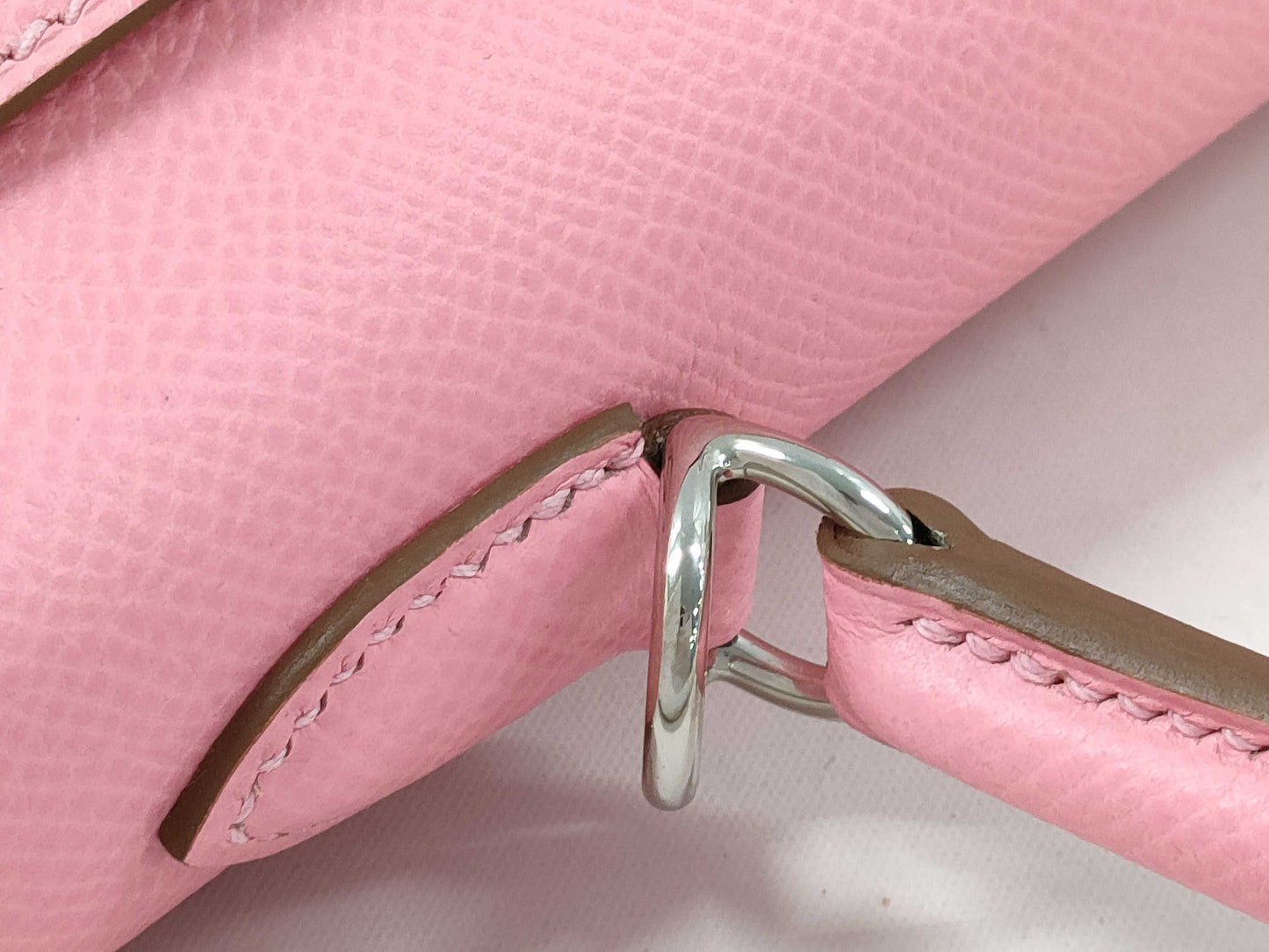 HERMES Kelly 25 handbag with rose confetti exterior, Epson logo, silver hardware, and a double stamp.