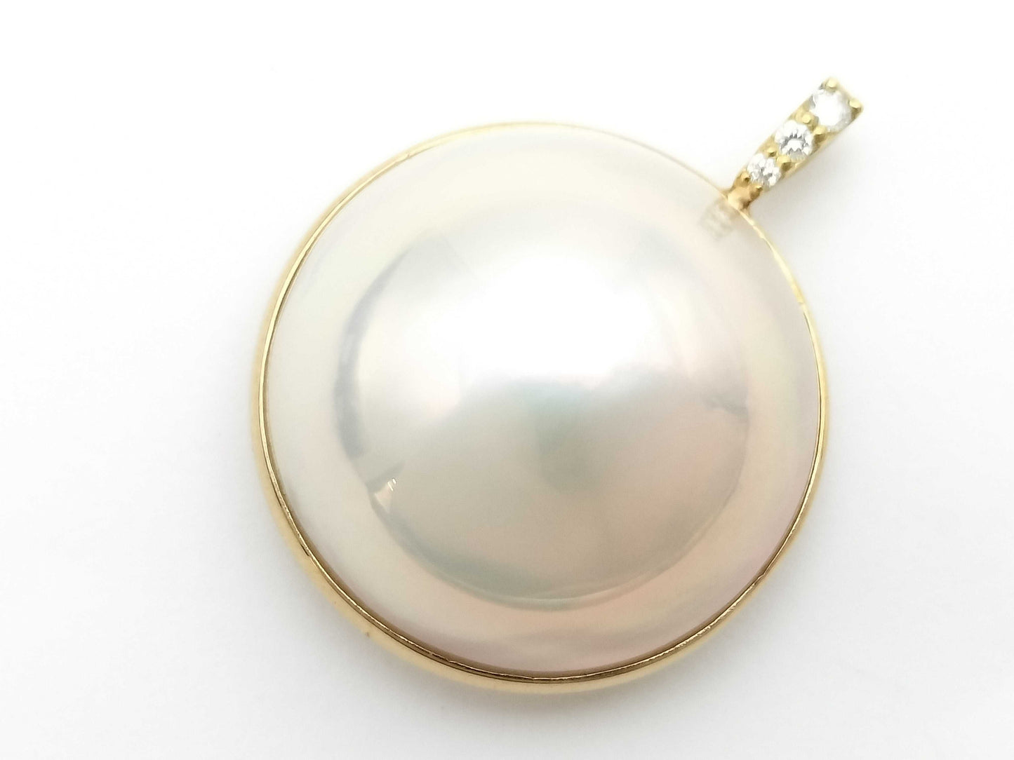 Mabe pearl pendant, approximately 18.1mm diameter, 0.03ct, 18K gold, 4.5g