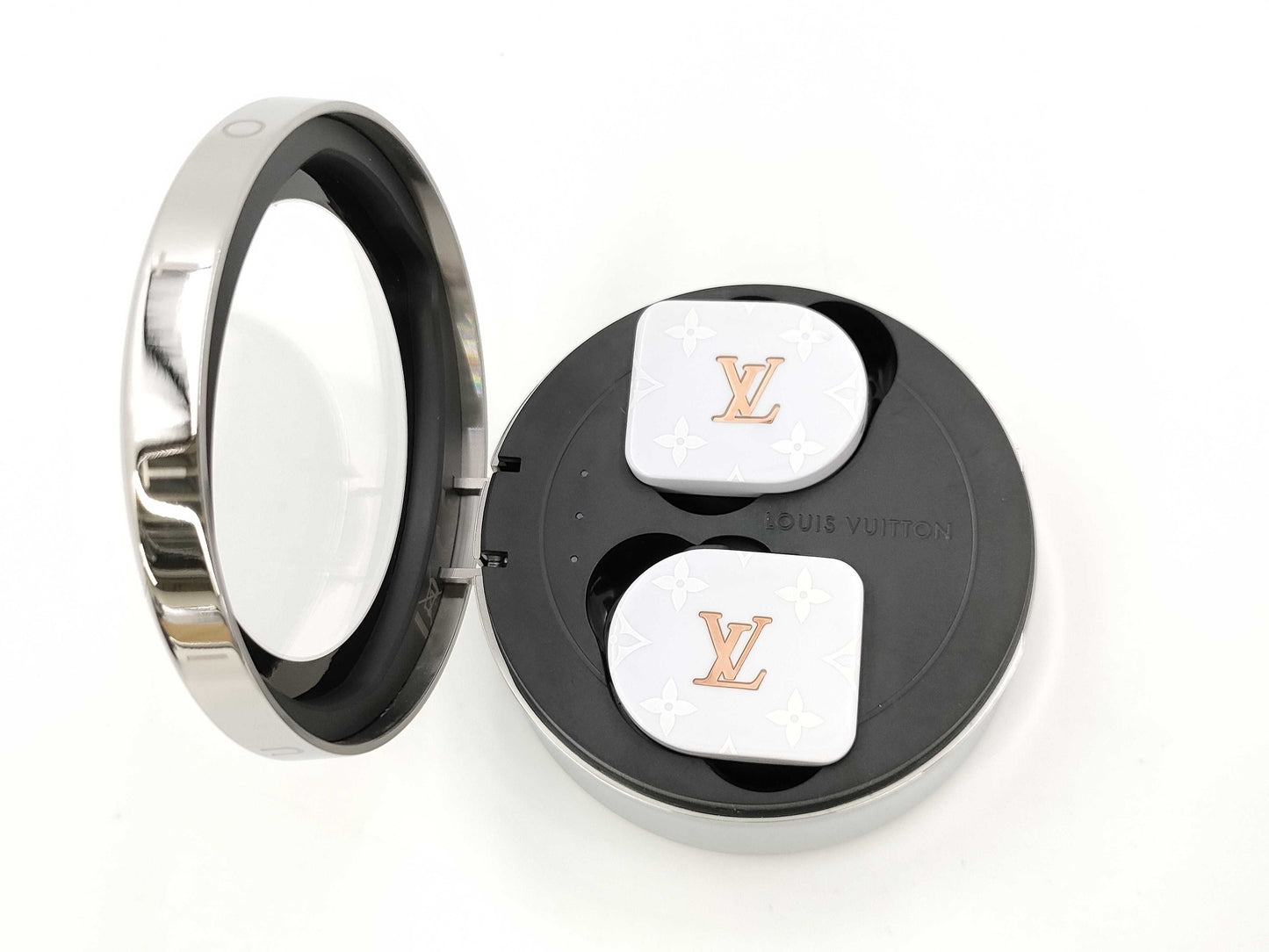 LOUIS VUITTON Horizon Earphones and other accessories