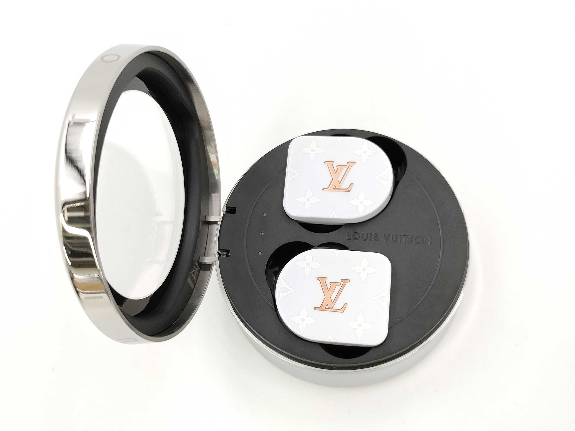LOUIS VUITTON Horizon Earphones and other accessories