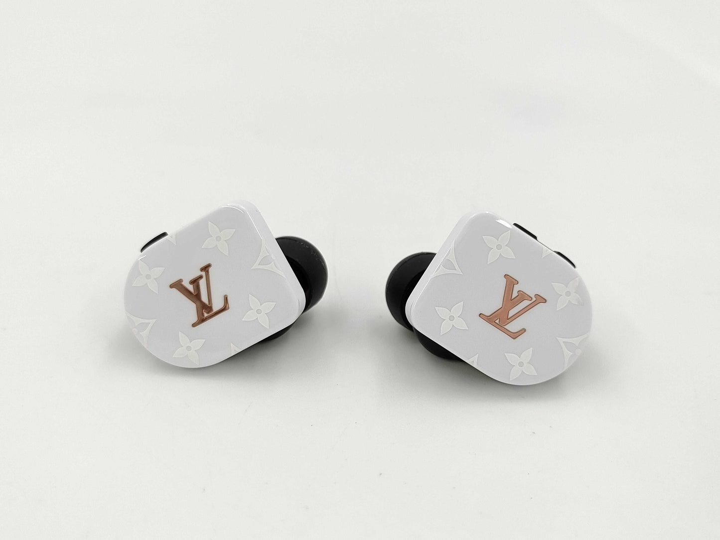 LOUIS VUITTON Horizon Earphones and other accessories