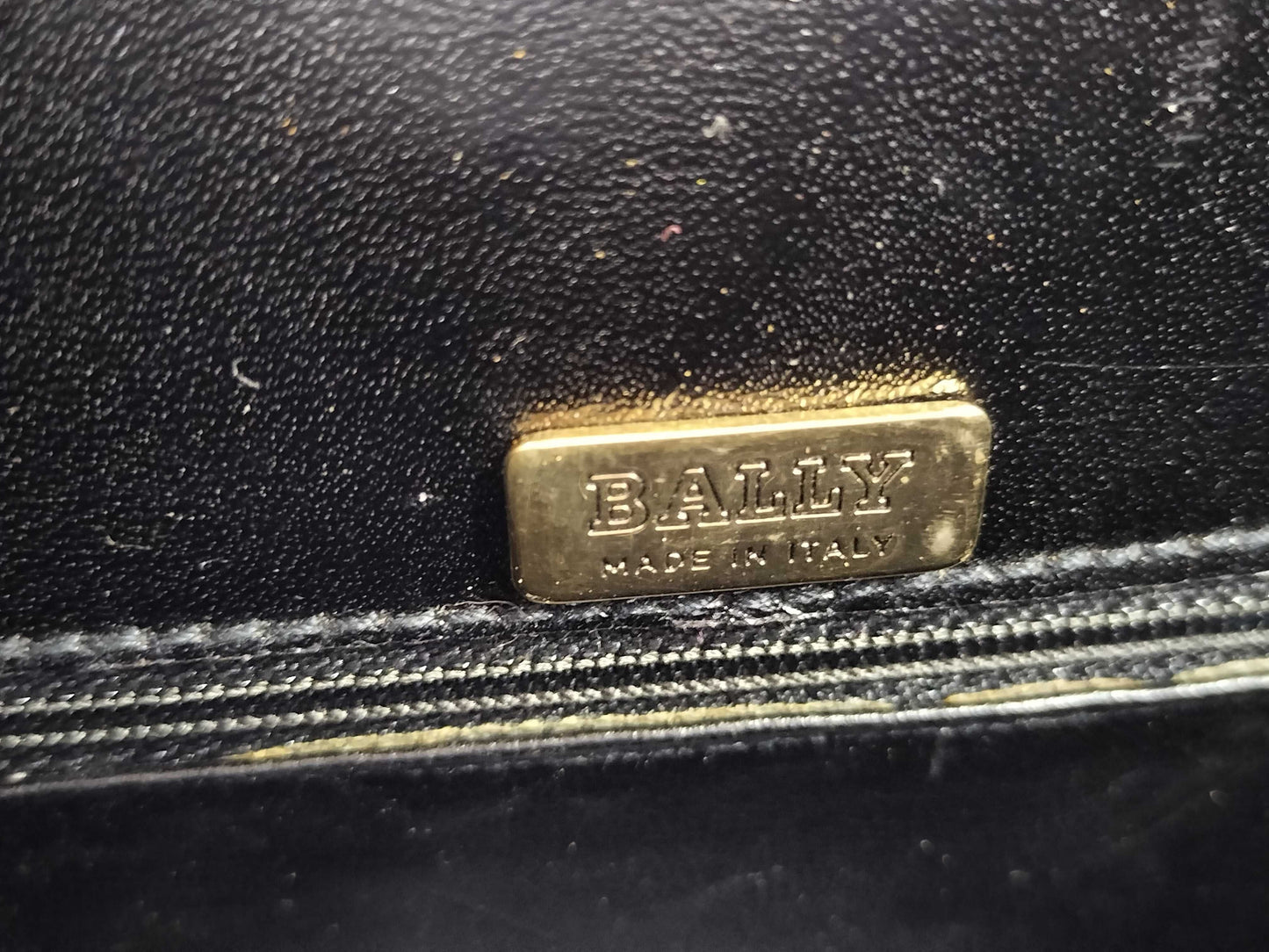 BALLY 2-way Kelly-style shoulder bag with top handle and turnlock. Black leather.