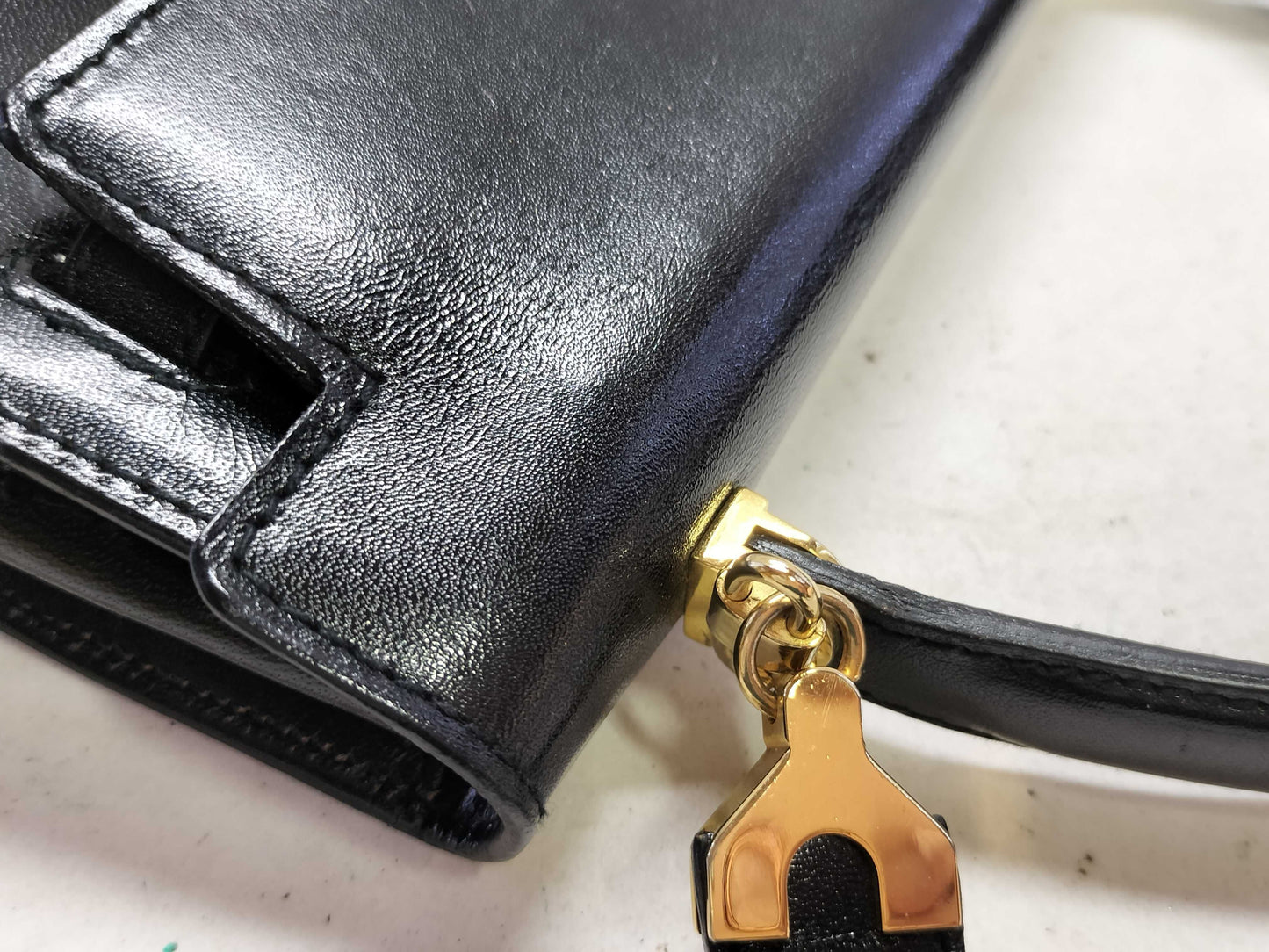 BALLY 2-way Kelly-style shoulder bag with top handle and turnlock. Black leather.