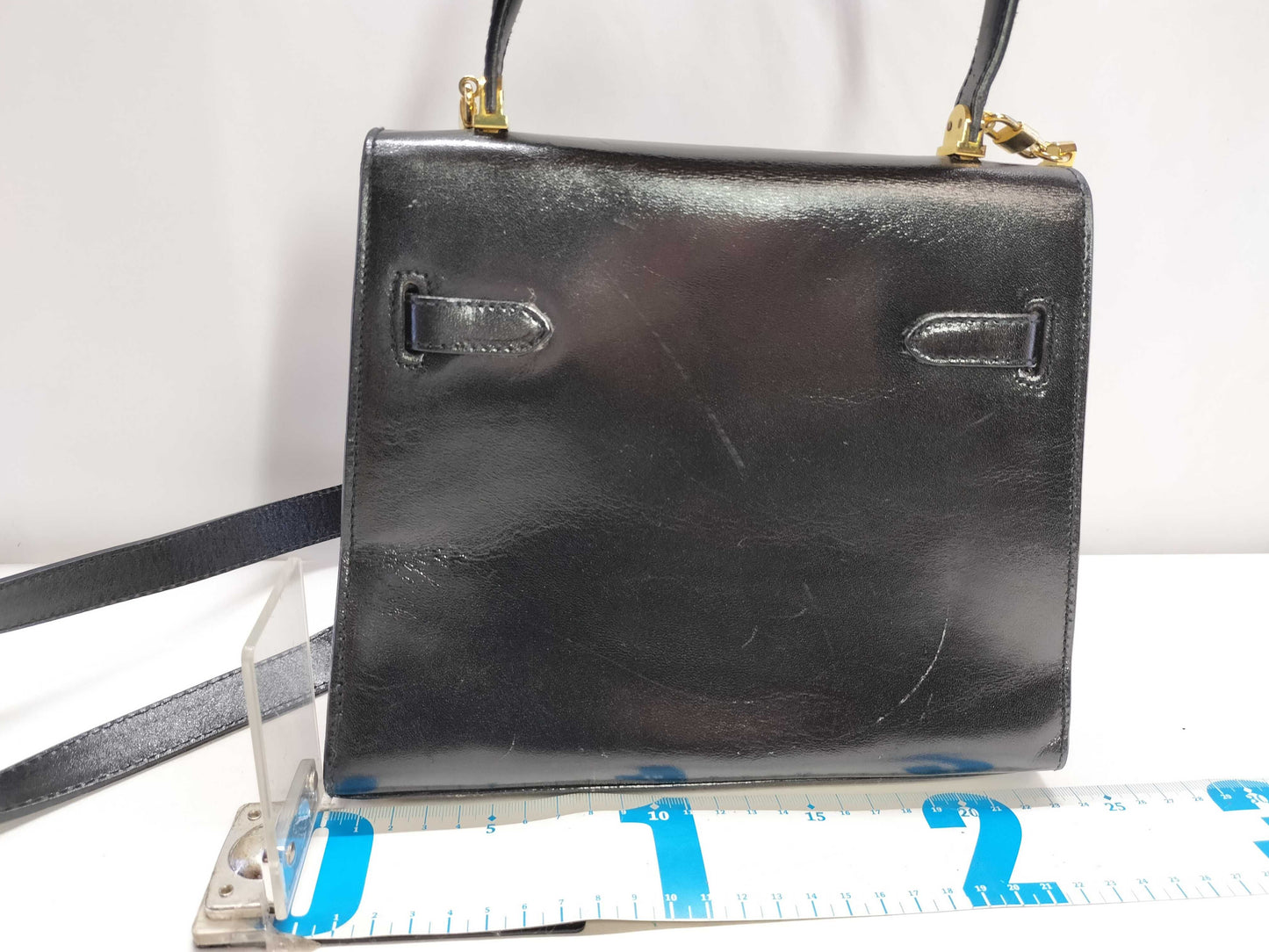 BALLY 2-way Kelly-style shoulder bag with top handle and turnlock. Black leather.