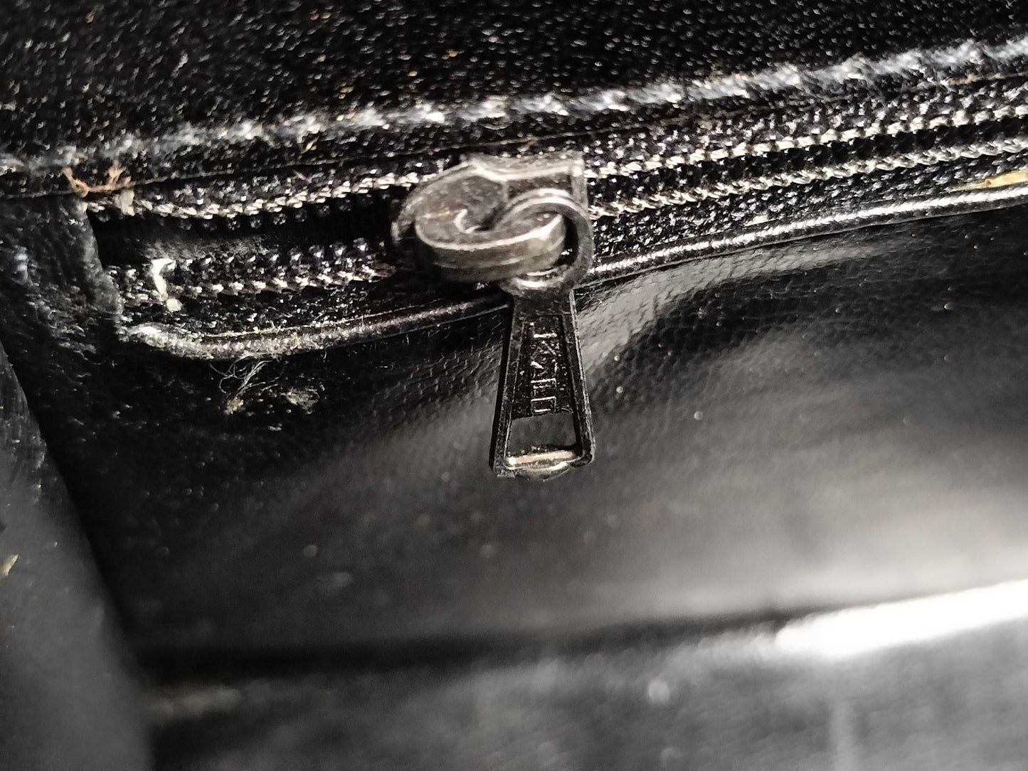 BALLY 2-way Kelly-style shoulder bag with top handle and turnlock. Black leather.