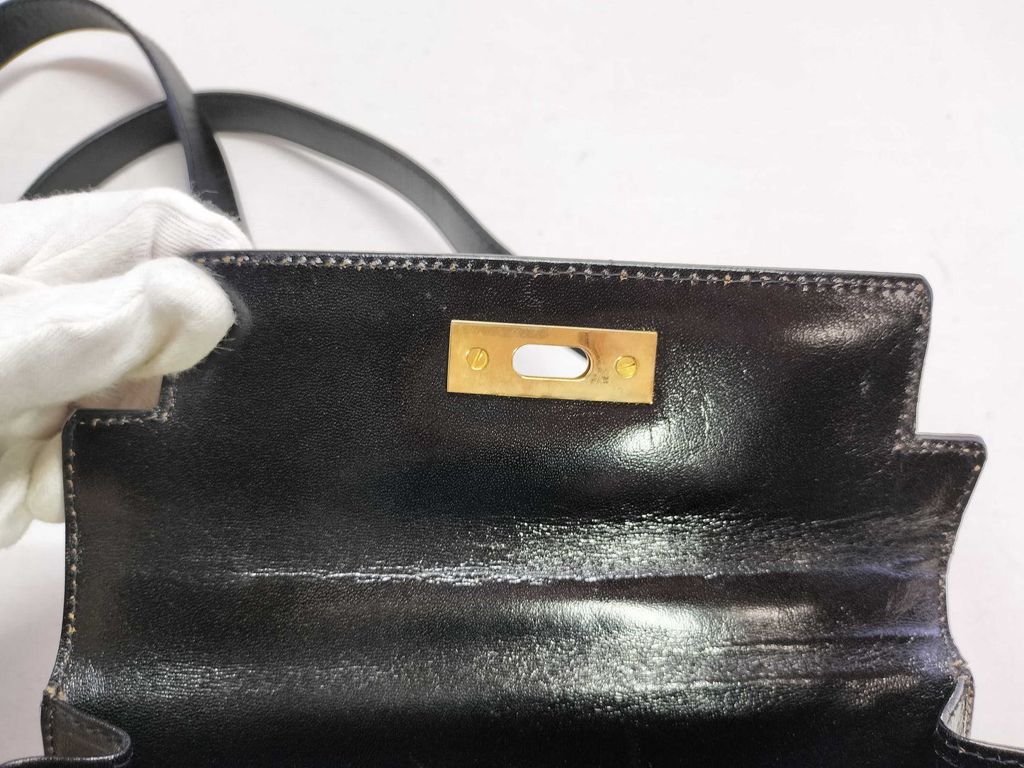 BALLY 2-way Kelly-style shoulder bag with top handle and turnlock. Black leather.