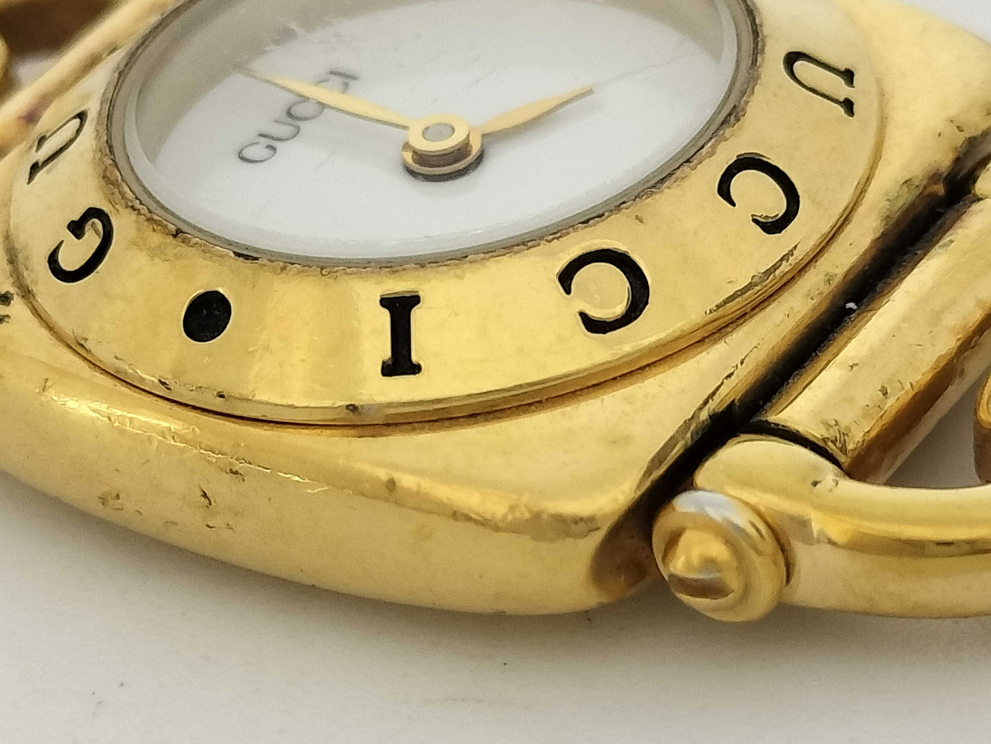 GUCCI 6400L 0008224 GP/QZ White Dial Women's Watch, Not Working/No Operational Guarantee