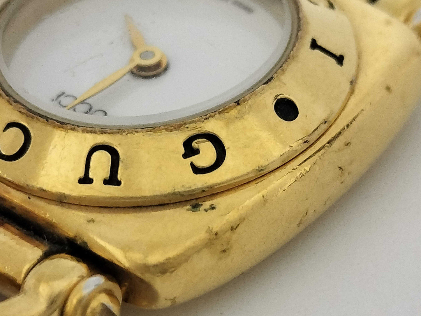GUCCI 6400L 0008224 GP/QZ White Dial Women's Watch, Not Working/No Operational Guarantee