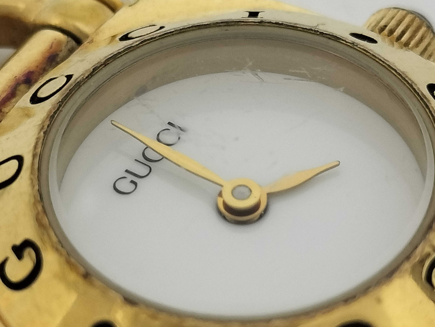 GUCCI 6400L 0008224 GP/QZ White Dial Women's Watch, Not Working/No Operational Guarantee