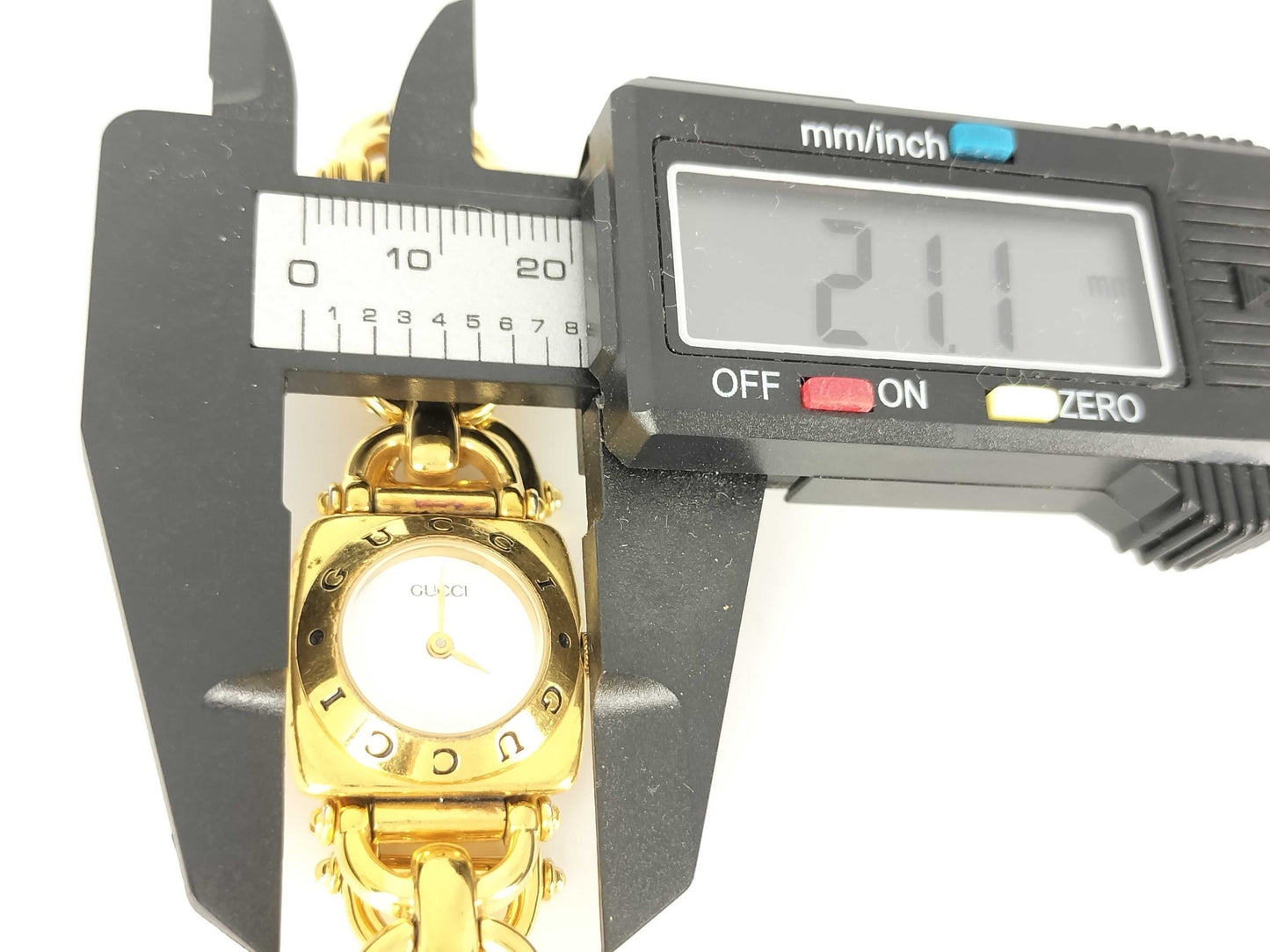 GUCCI 6400L 0008224 GP/QZ White Dial Women's Watch, Not Working/No Operational Guarantee