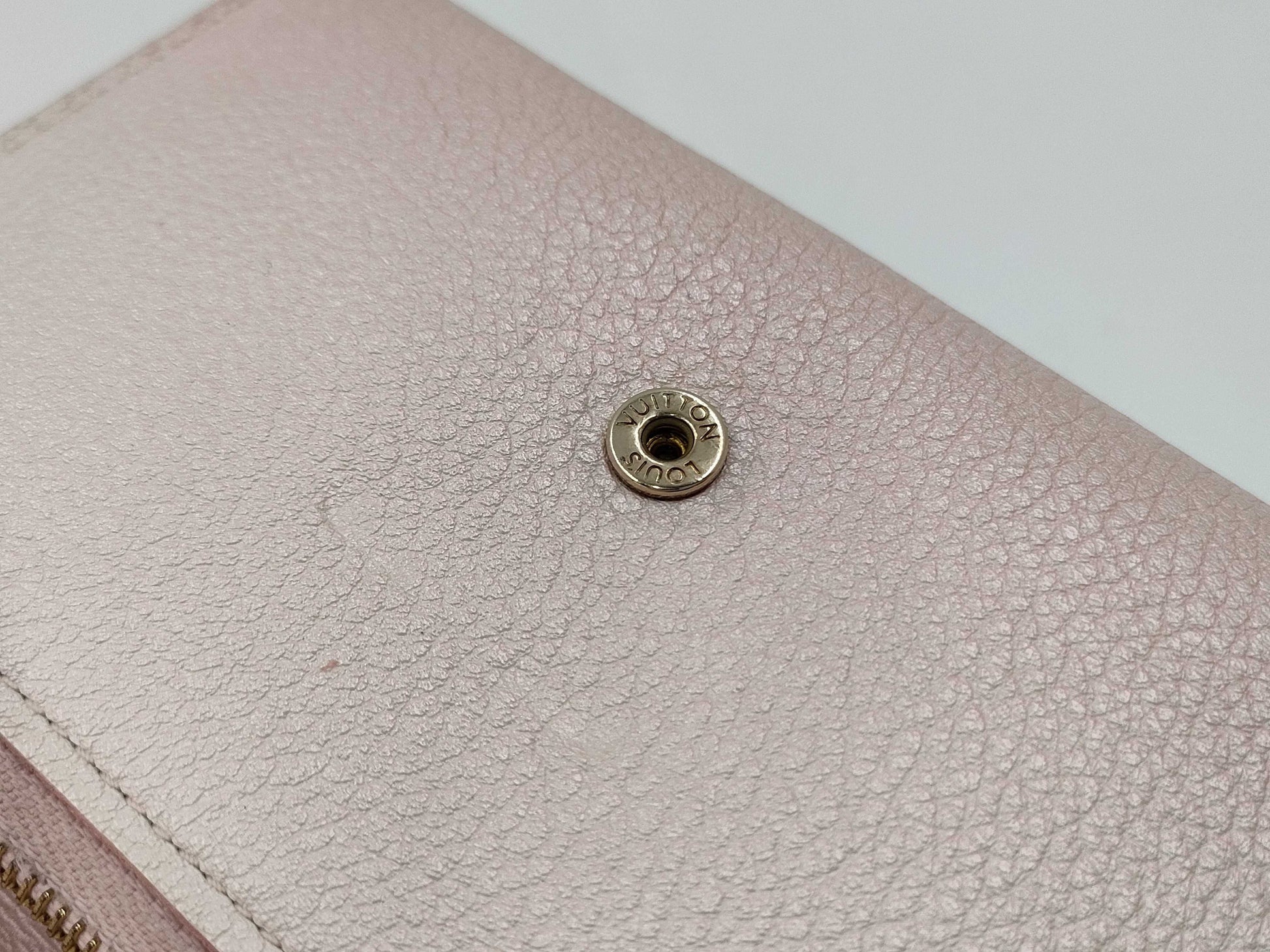 LOUIS VUITTON Portefeuille Capucines Wallet