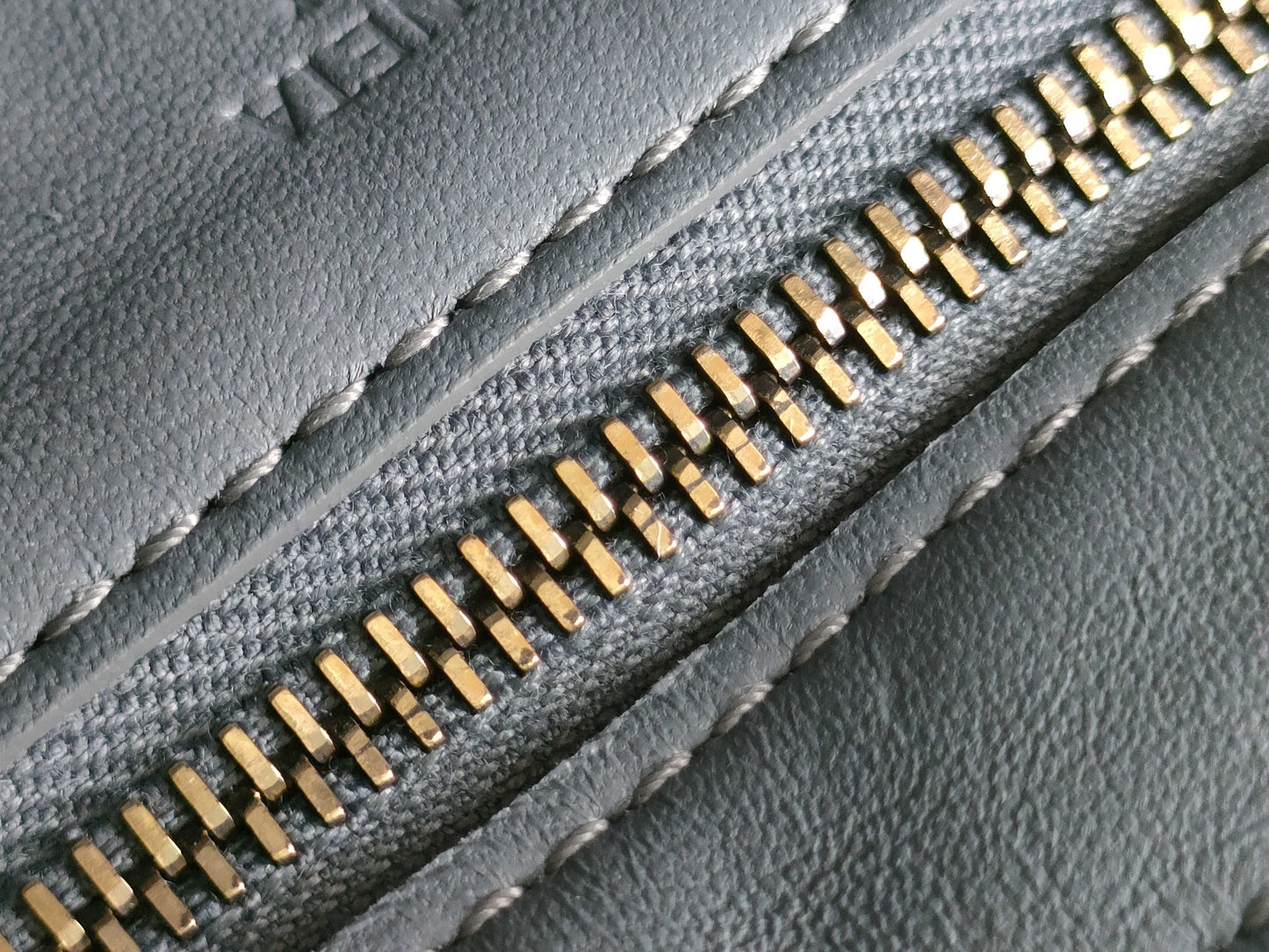 BOTTEGA VENETA Intrecciato Padded Cassette Maxi Intrecciato Lambskin Gray Shoulder Bag