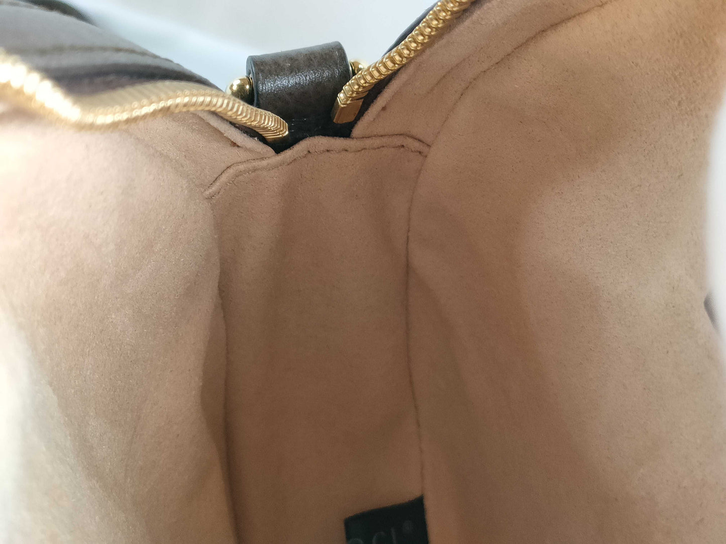 GUCCI GG Supreme Sherry Shoulder Bag