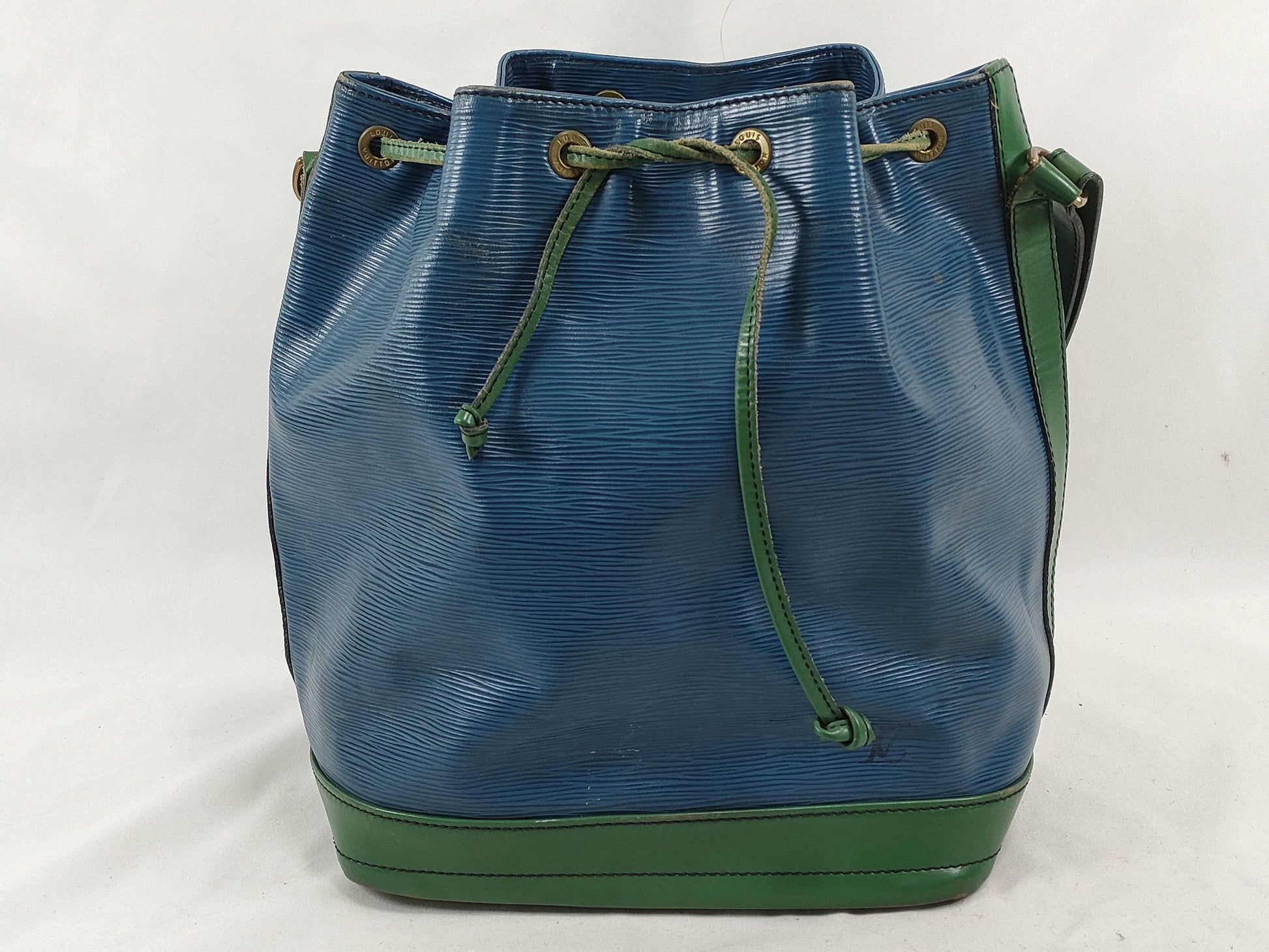 LOUIS VUITTON Epi Louis Vuitton M44044 Noe Epi Leather Blue and Borneo Green Two-Tone Shoulder Bag