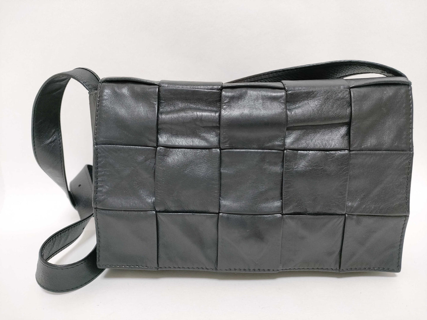 BOTTEGA VENETA Intrecciato Maxi Intrecciato Cassette Leather Shoulder Bag