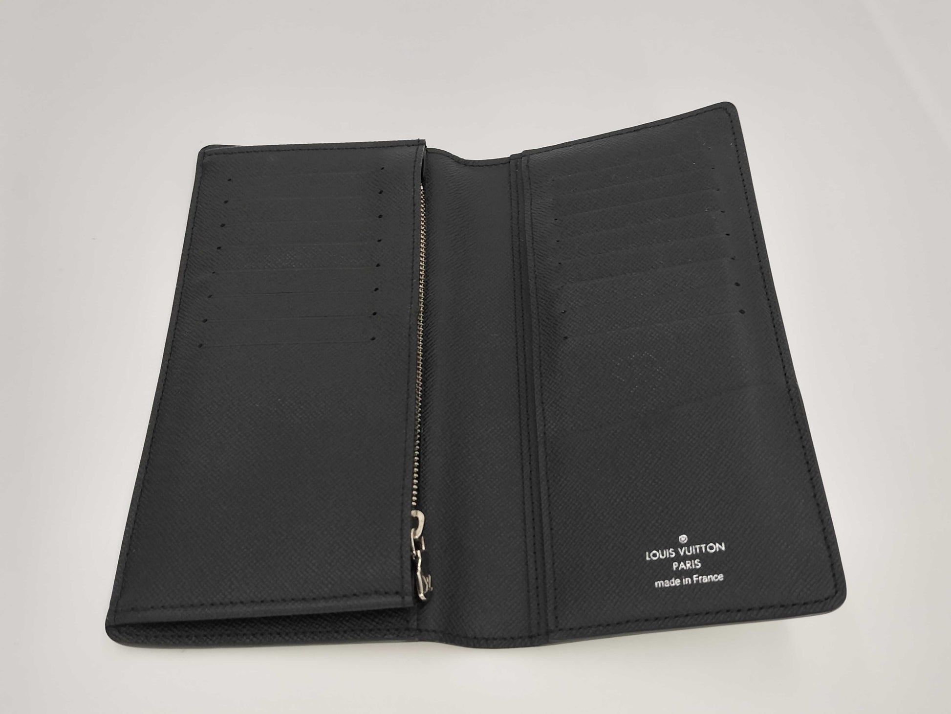 LOUIS VUITTON Taiga Portefeuille Brazza M30501 Wallet