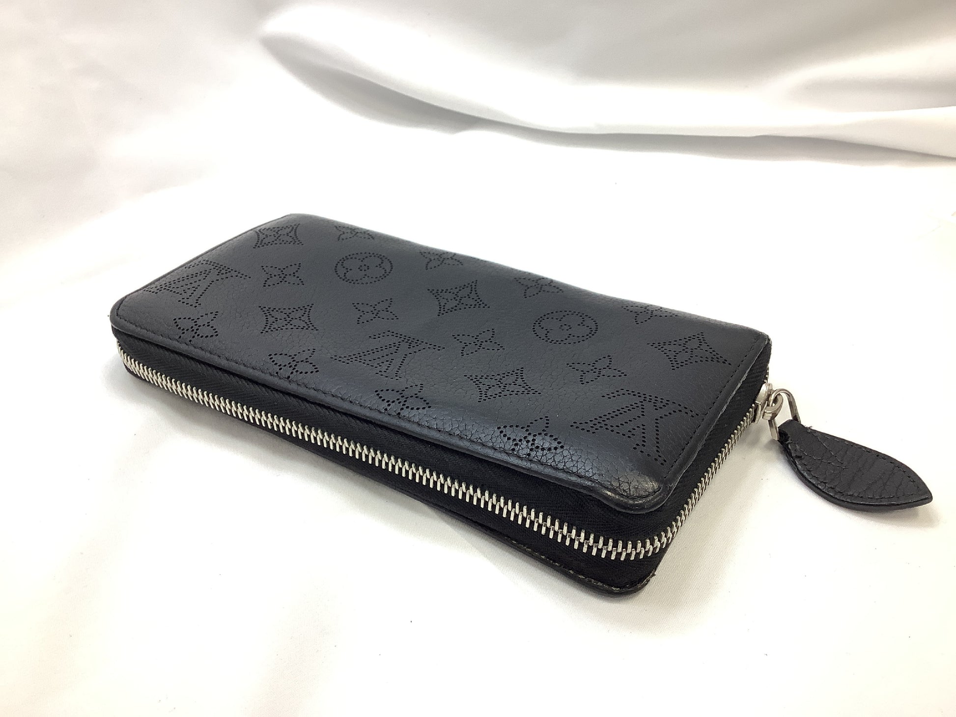 LOUIS VUITTON Mahina Zippy Wallet