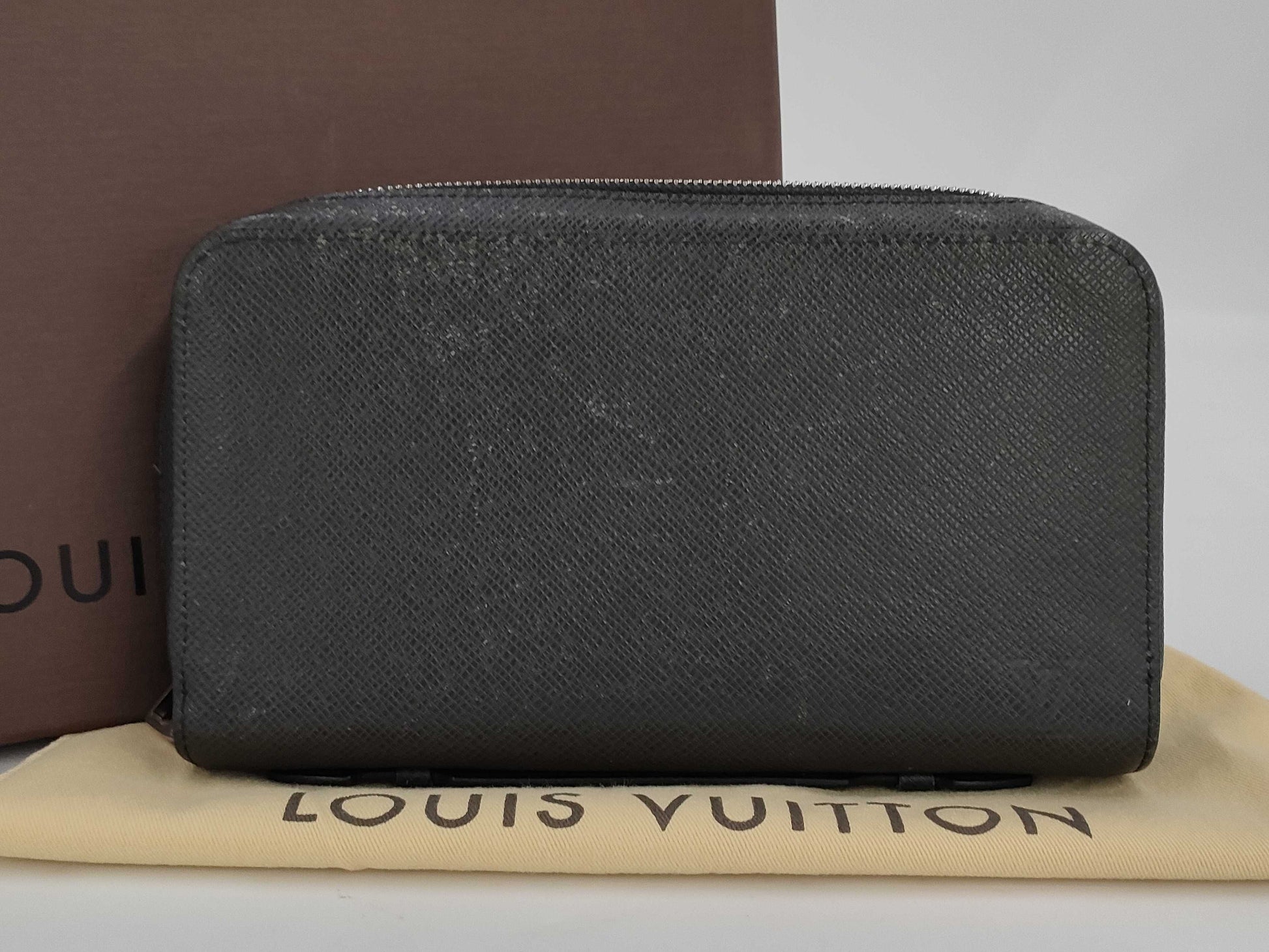 LOUIS VUITTON Taiga Zippy XL Wallet