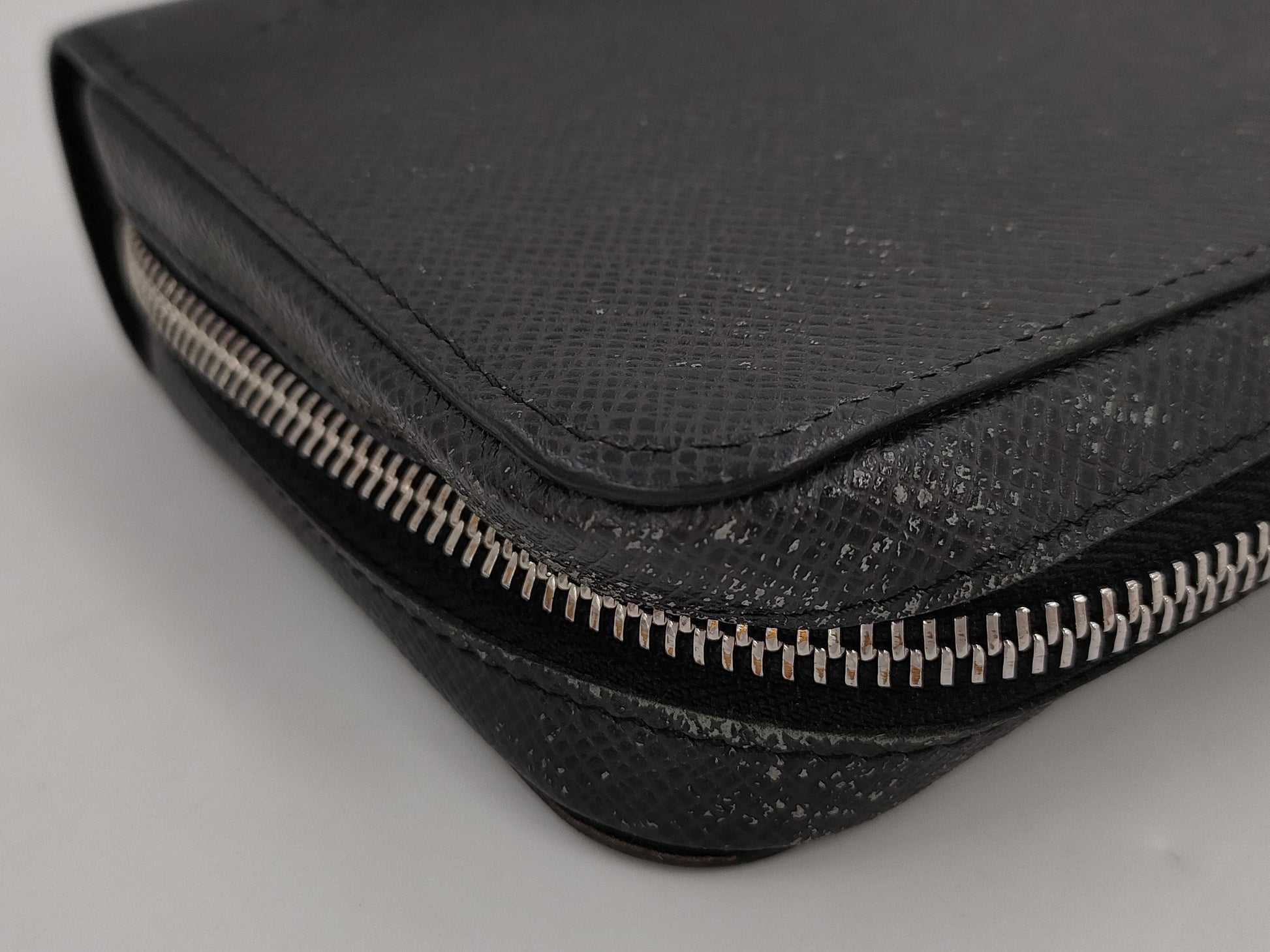 LOUIS VUITTON Taiga Zippy XL Wallet