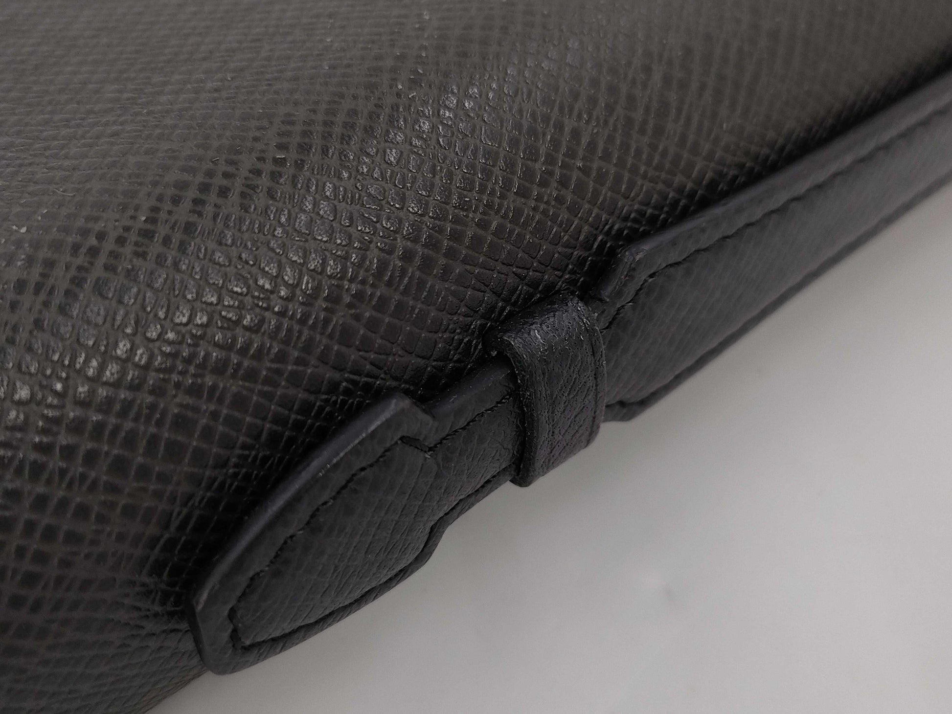 LOUIS VUITTON Taiga Zippy XL Wallet