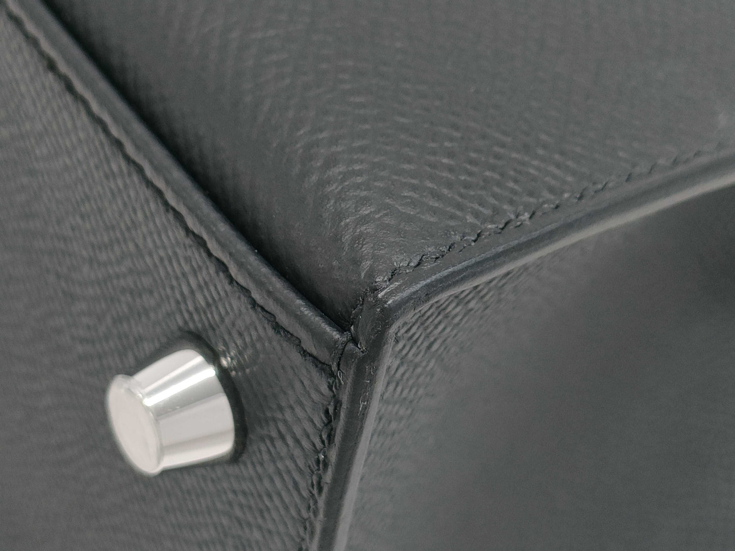 Brand new Hermès Kelly 25 shoulder bag in black with Epsom leather, electrum hardware, exterior stitching, K stamp, and protective seal.