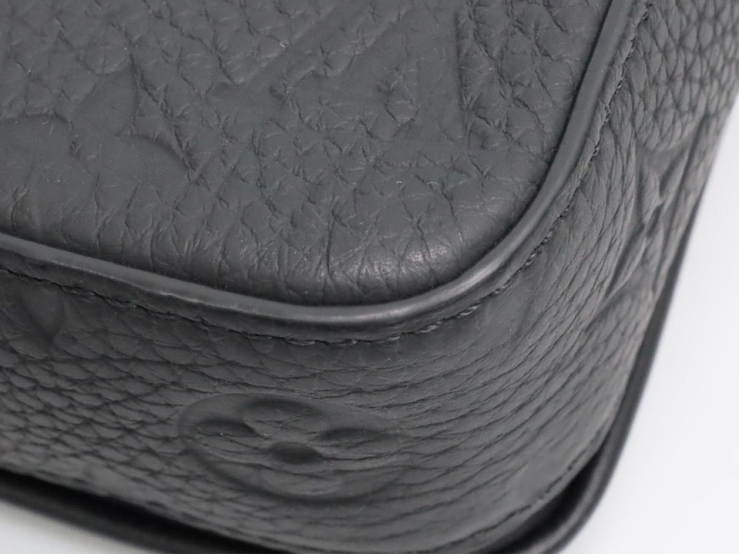 LOUIS VUITTON Taurillon Monogram S-Lock Vertical Wearable Wallet M81524 RFID-enabled Shoulder Bag