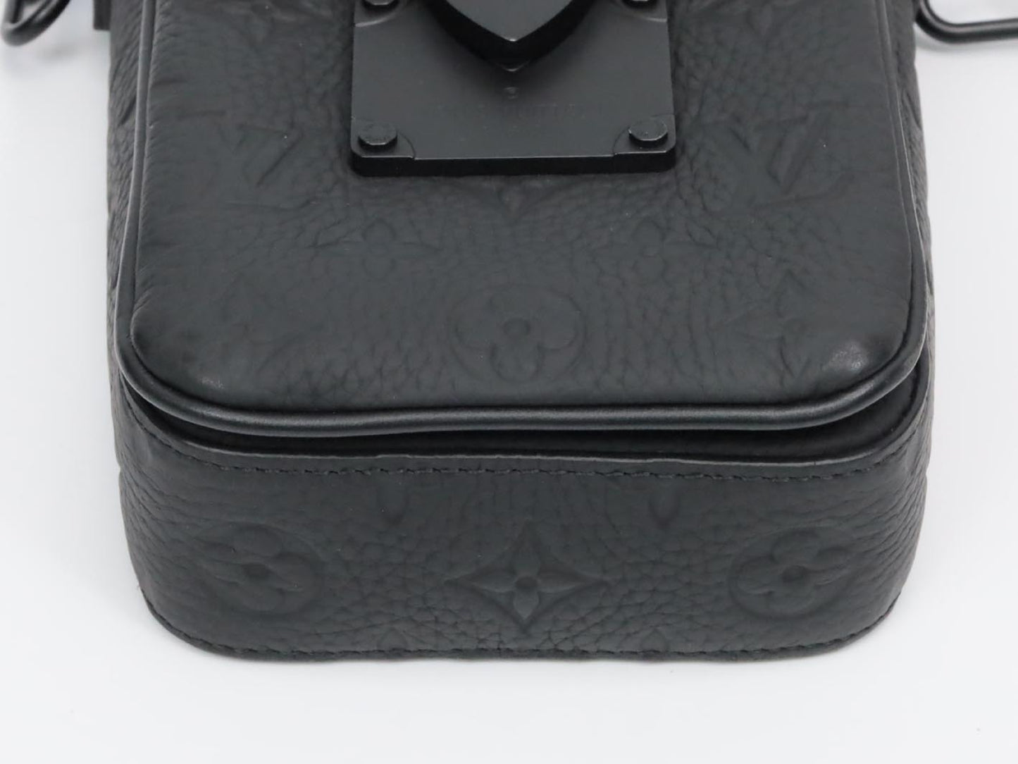 LOUIS VUITTON Taurillon Monogram S-Lock Vertical Wearable Wallet M81524 RFID-enabled Shoulder Bag