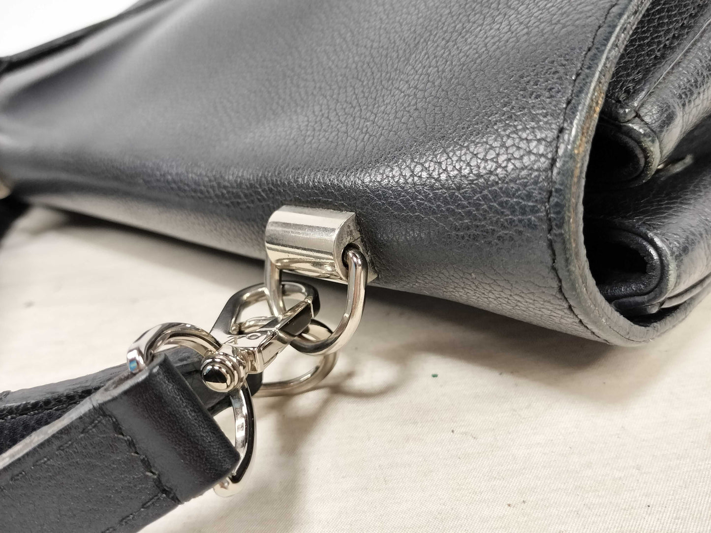 LOUIS VUITTON LV Logo x Calf Leather Lock Me Cartable M50250 DU4125 Black Handbag