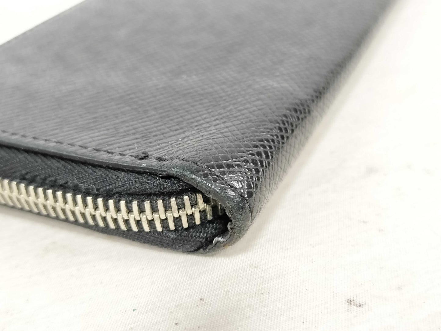 LOUIS VUITTON Taiga Zippy Wallet