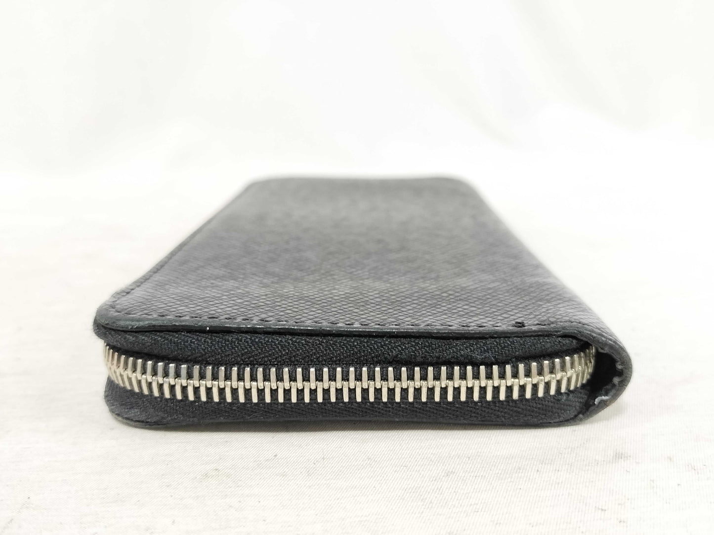 LOUIS VUITTON Taiga Zippy Wallet