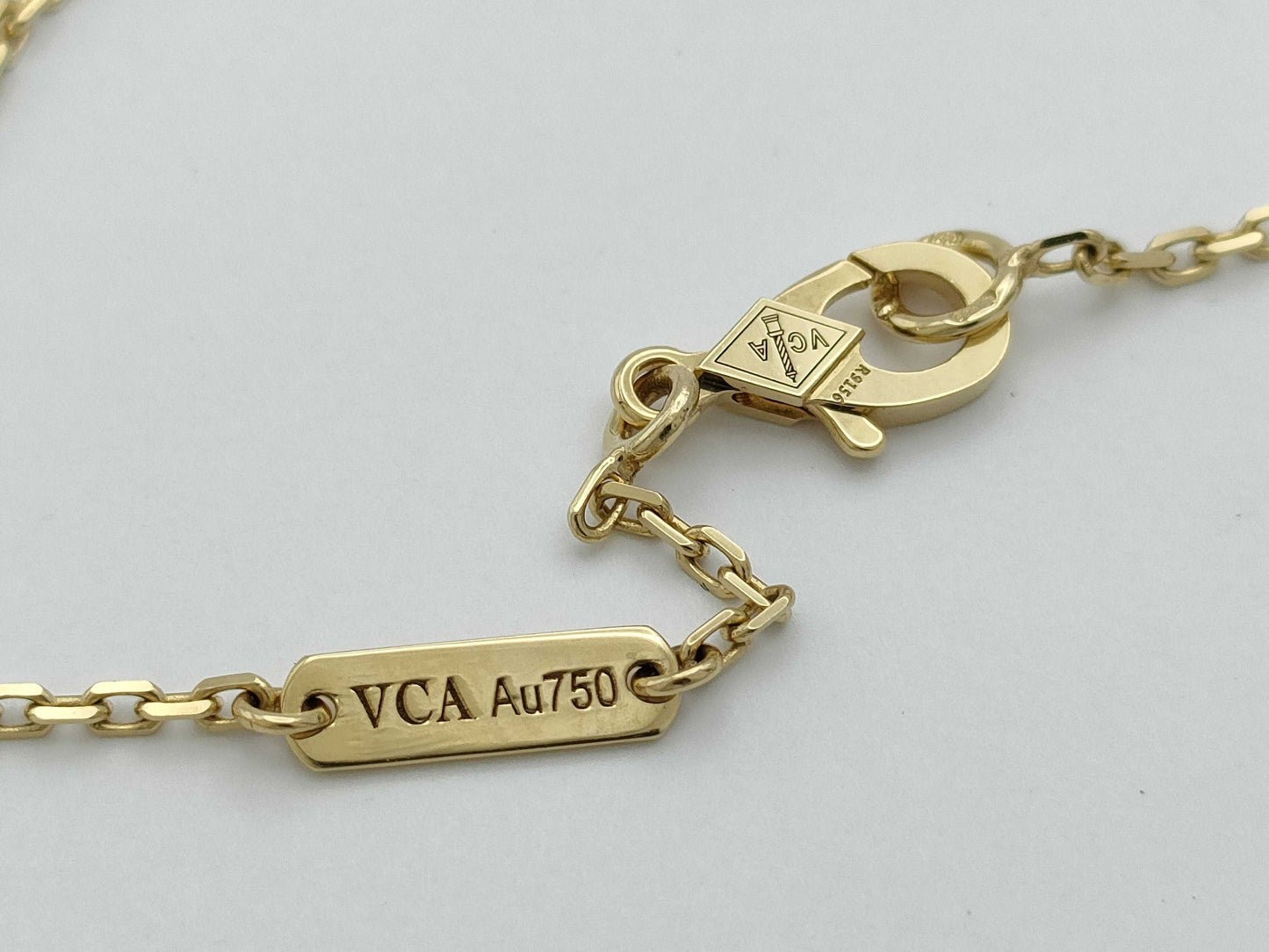 Van Cleef & Arpels Vintage Alhambra Carnelian Necklace in Yellow Gold and Au750, 5.3g