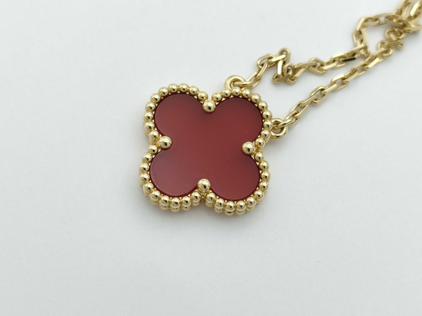 Van Cleef & Arpels Vintage Alhambra Carnelian Necklace in Yellow Gold and Au750, 5.3g
