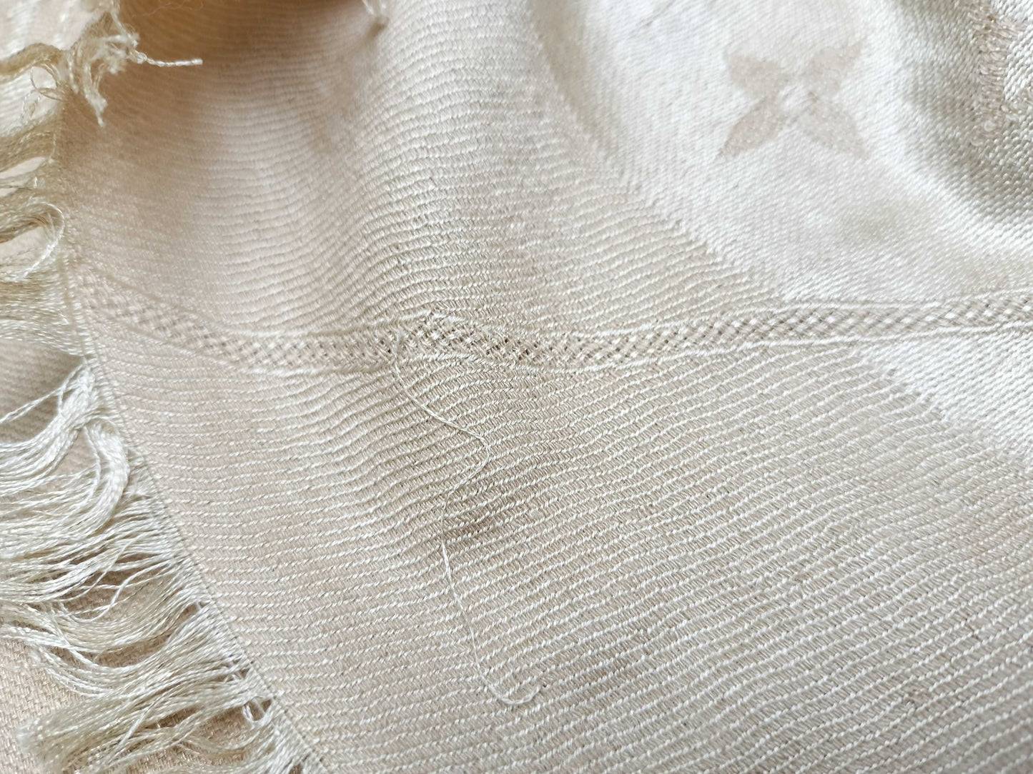 LOUIS VUITTON LOUIS VUITTON Monogram Louis Vuitton Shawl Monogram 60% Silk 40% Wool Beige Gold Scarf
