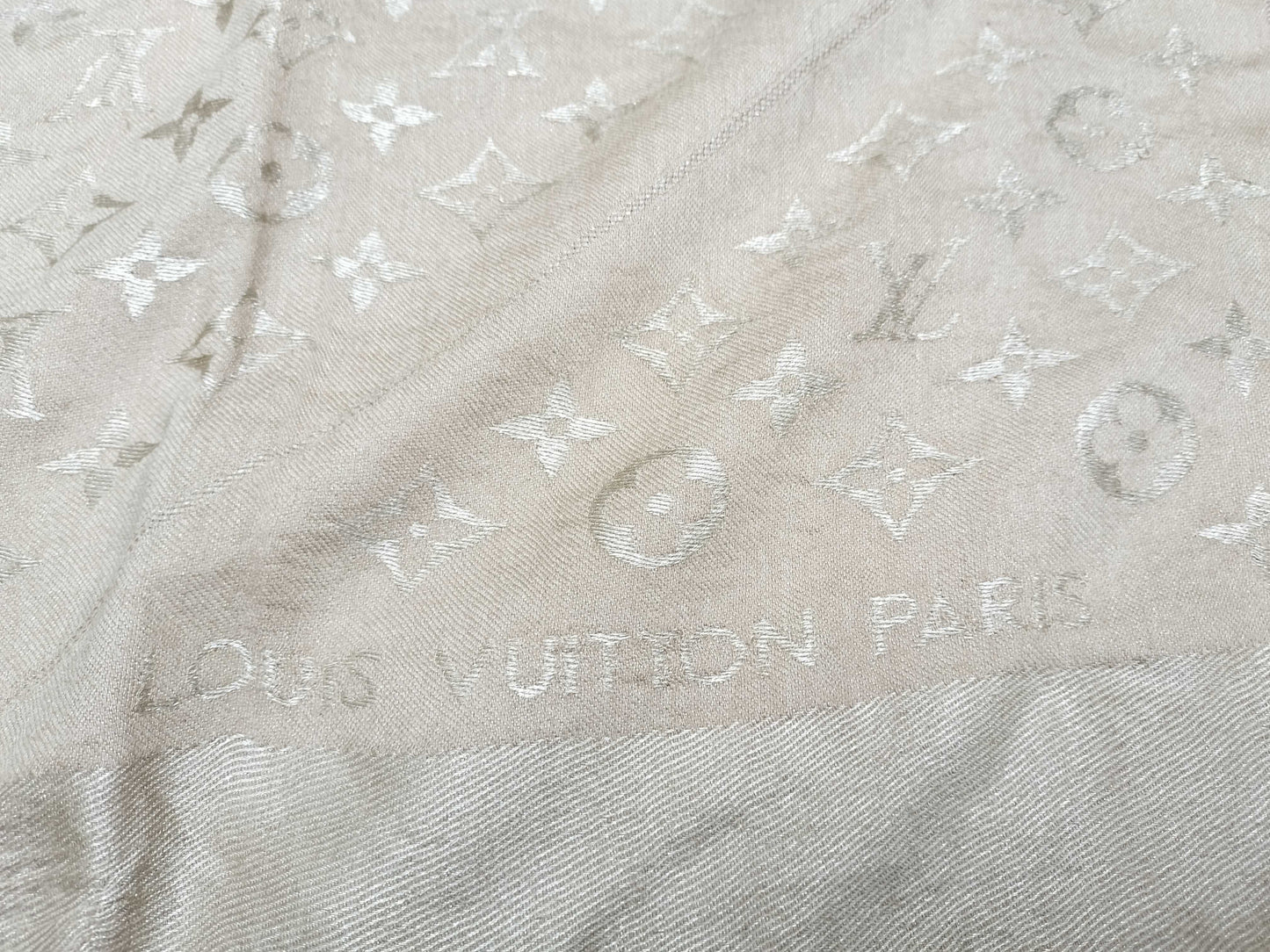 LOUIS VUITTON LOUIS VUITTON Monogram Louis Vuitton Shawl Monogram 60% Silk 40% Wool Beige Gold Scarf