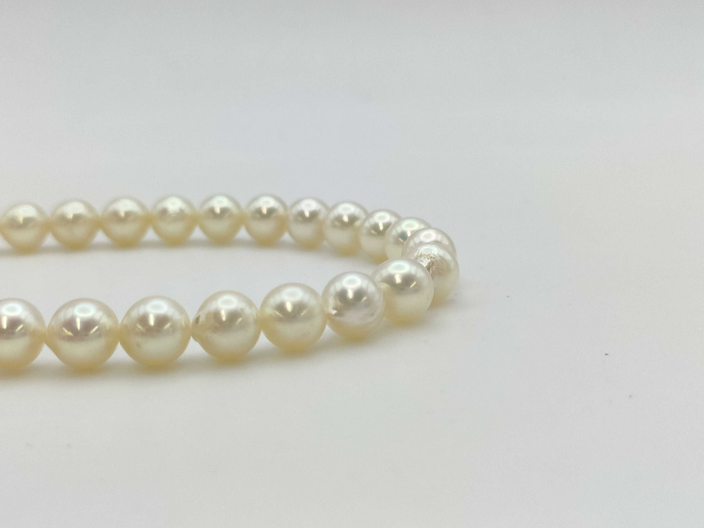 Semi-round pearl necklace, diameter approximately 6.9mm-7.4mm, sterling silver, 38.9g .
