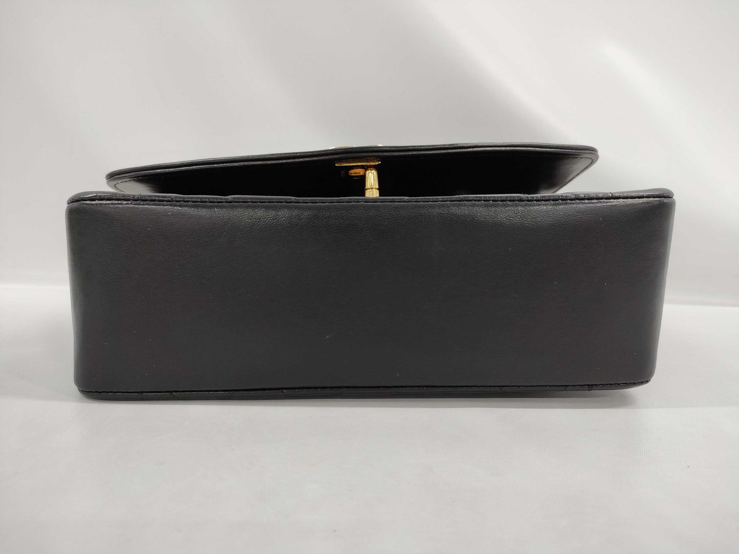 CHANEL Diana 22 Chain Shoulder Bag
