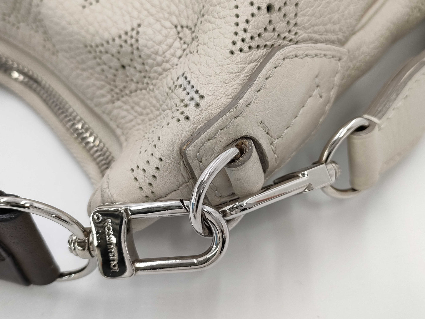 LOUIS VUITTON Mahina M94275 Mahina Selene PM Blanc Handbag with Shoulder Strap, Padlock, Two Keys, and Cloche
