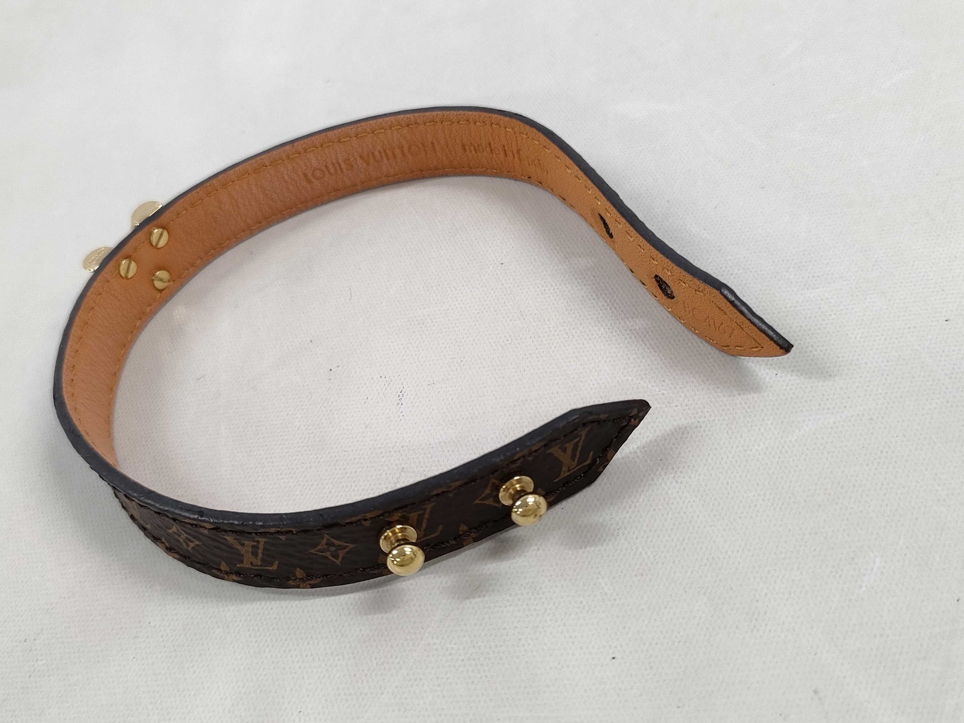 LOUIS VUITTON Monogram Essential V Leather Bracelet M6042