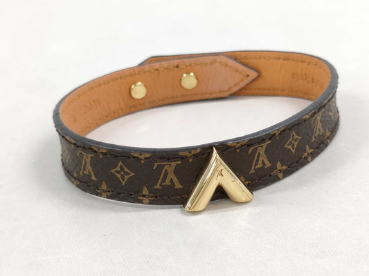 LOUIS VUITTON Monogram Essential V Leather Bracelet M6042
