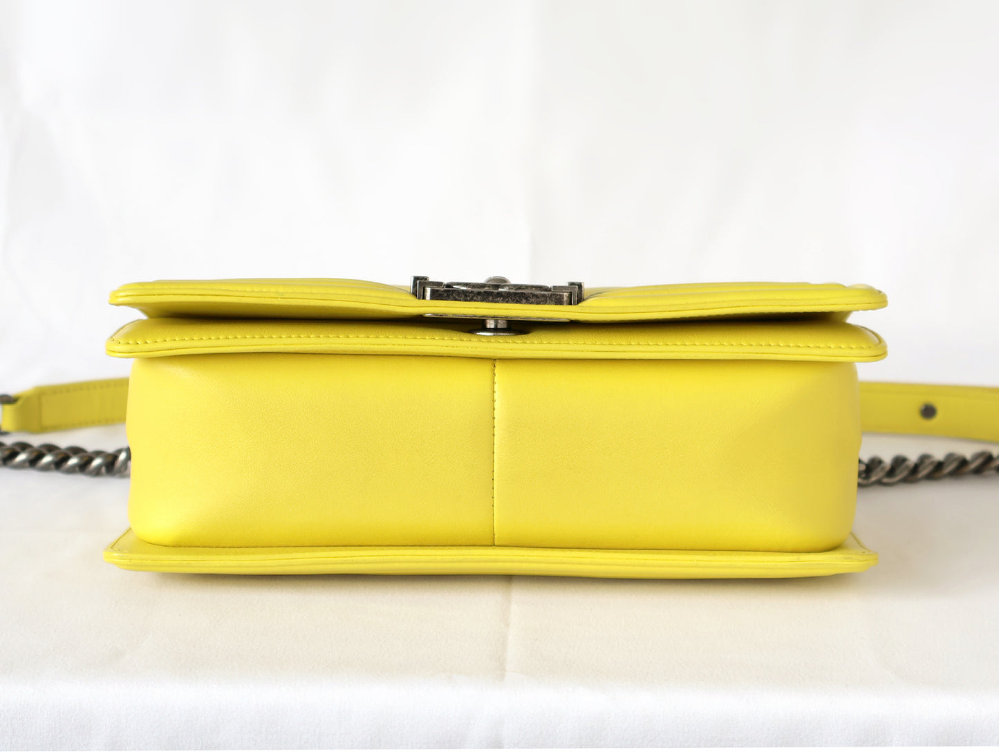 CHANEL Seal 22 Series Boy Chanel V-Stitch Lambskin Chain Shoulder Bag Yellow