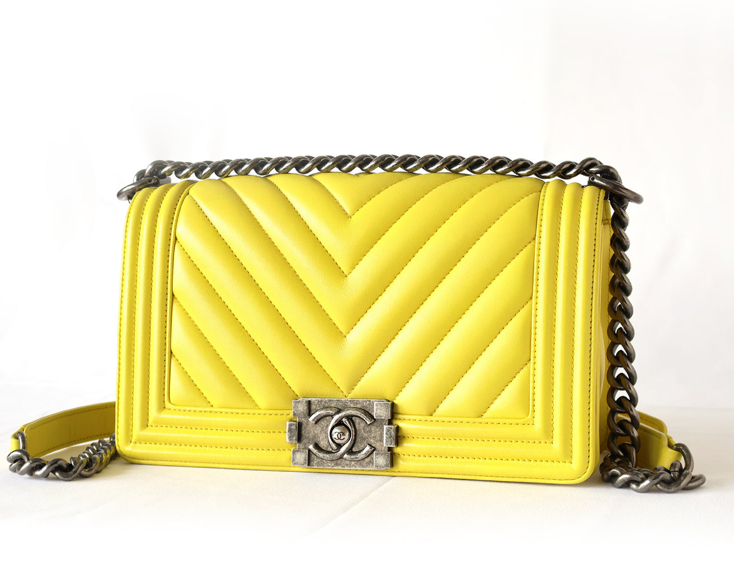 CHANEL Seal 22 Series Boy Chanel V-Stitch Lambskin Chain Shoulder Bag Yellow