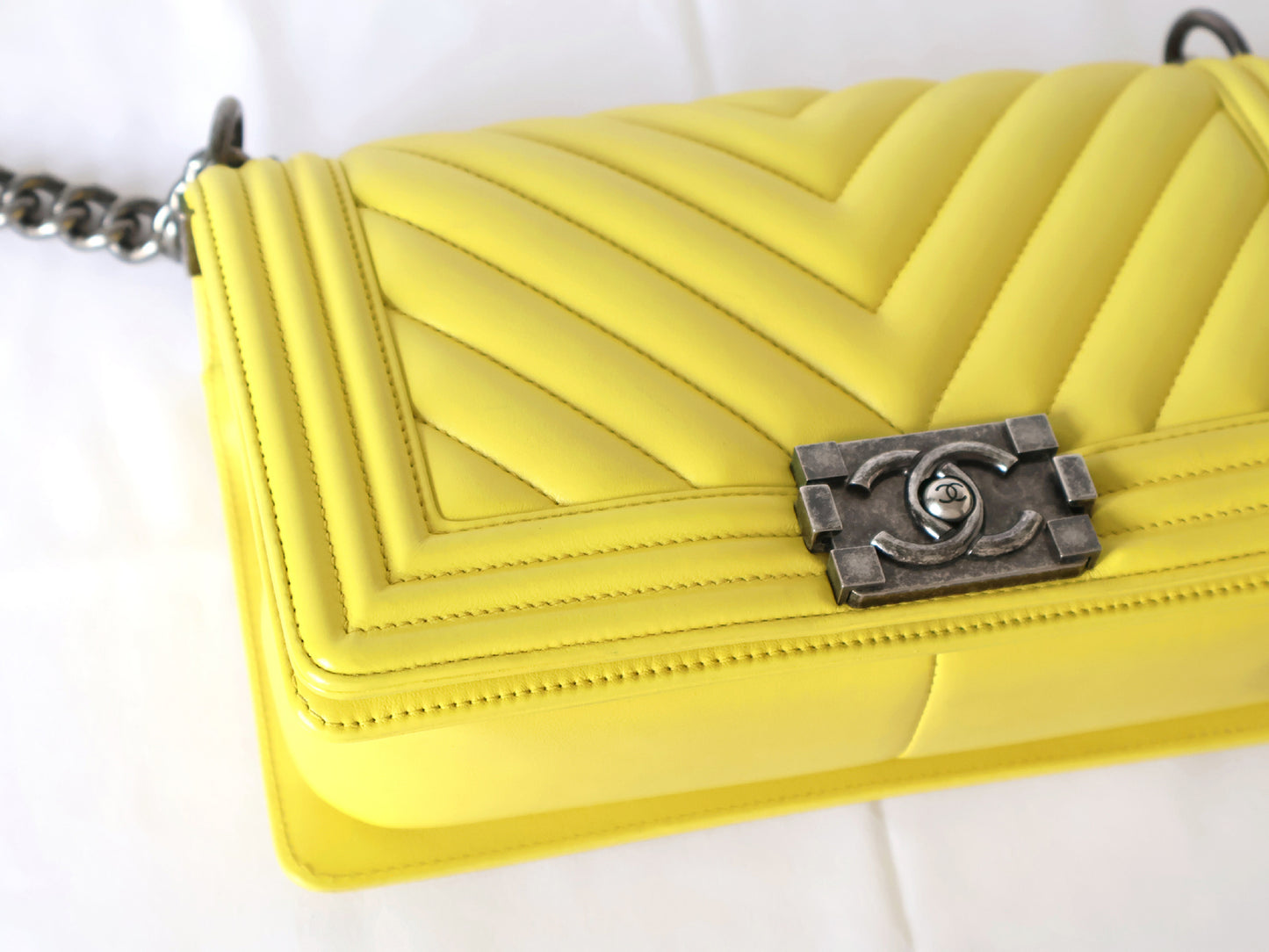 CHANEL Seal 22 Series Boy Chanel V-Stitch Lambskin Chain Shoulder Bag Yellow
