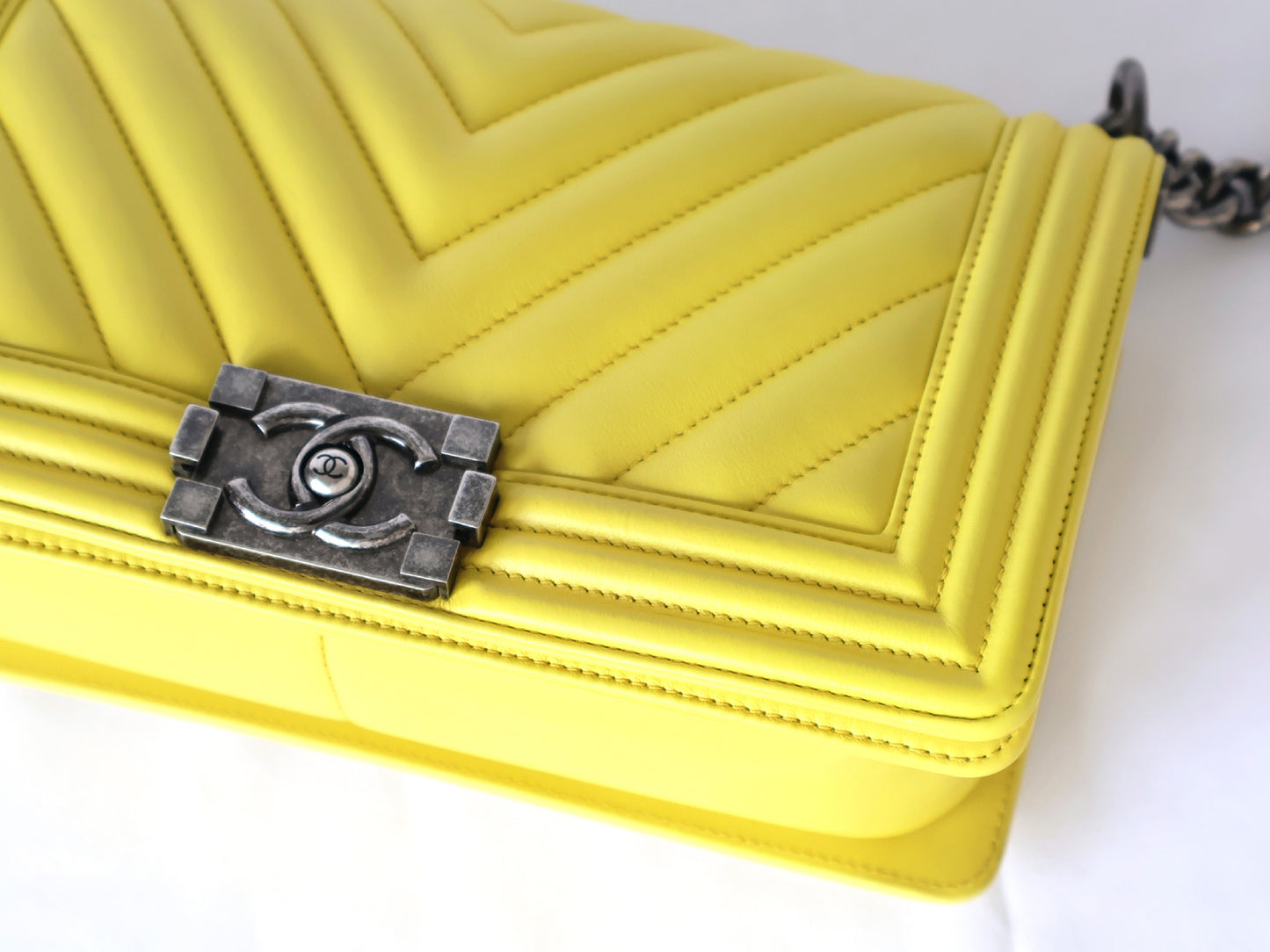 CHANEL Seal 22 Series Boy Chanel V-Stitch Lambskin Chain Shoulder Bag Yellow